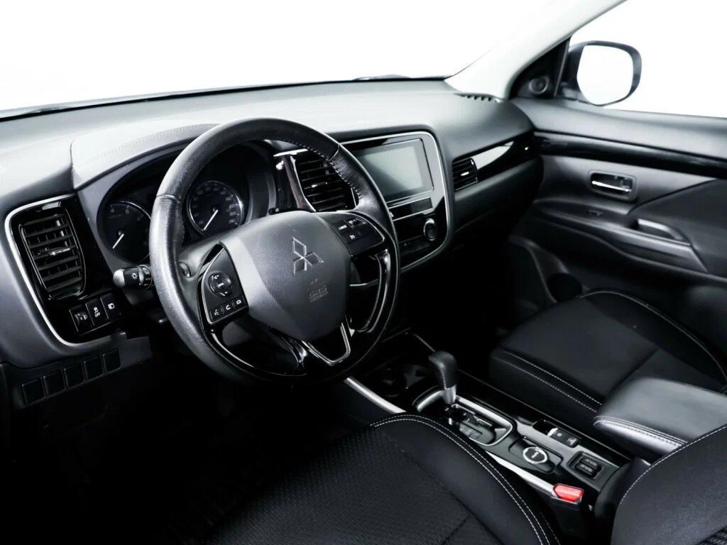 Mitsubishi Outlander 2019, белый