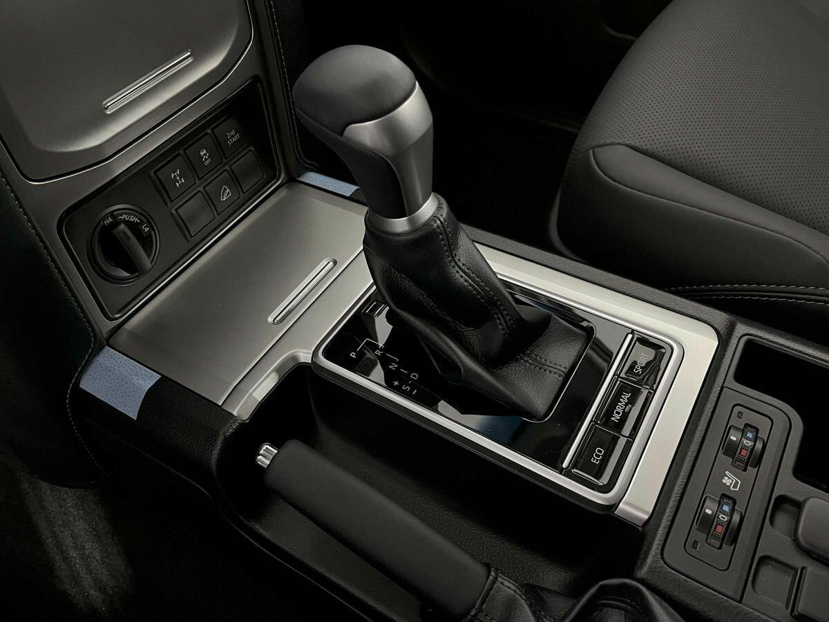 Toyota Land Cruiser Prado 2022, черный