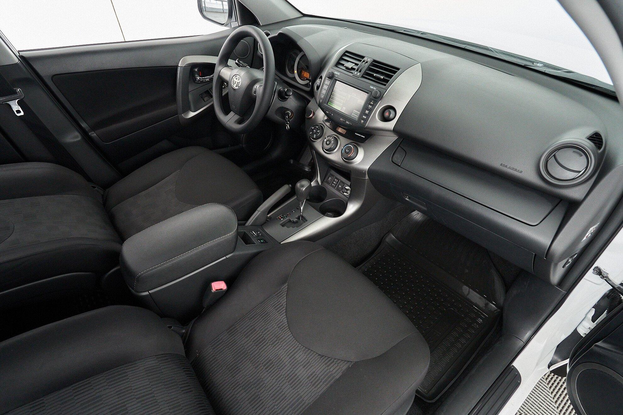 Toyota RAV4 2012, белый