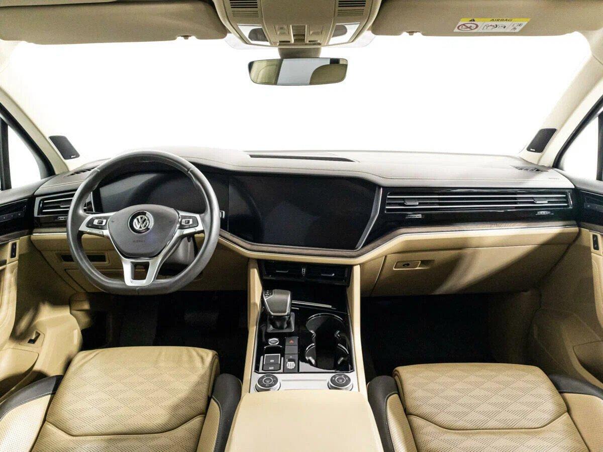 Volkswagen Touareg 2018, бежевый