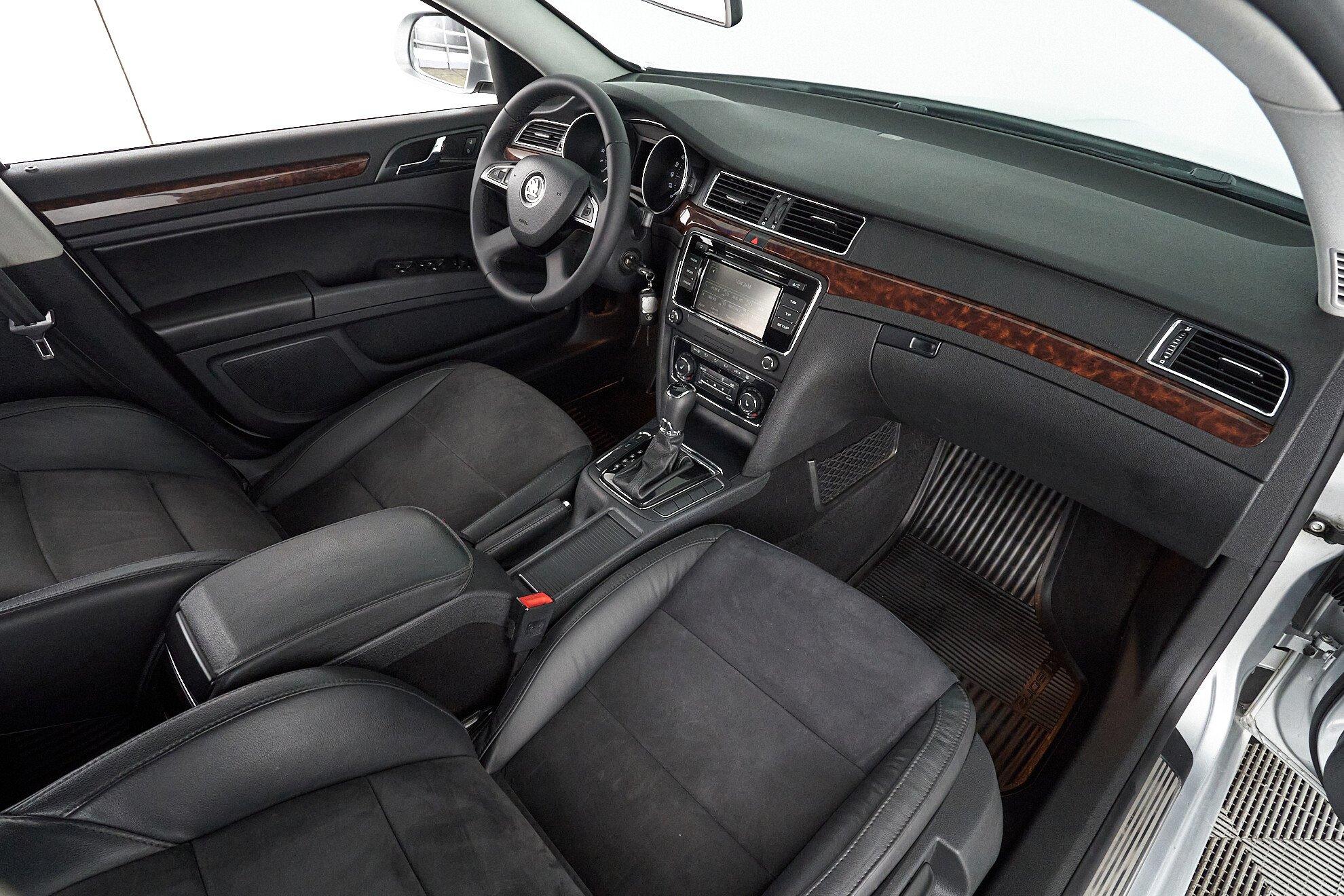 Skoda Superb 2013, серебряный