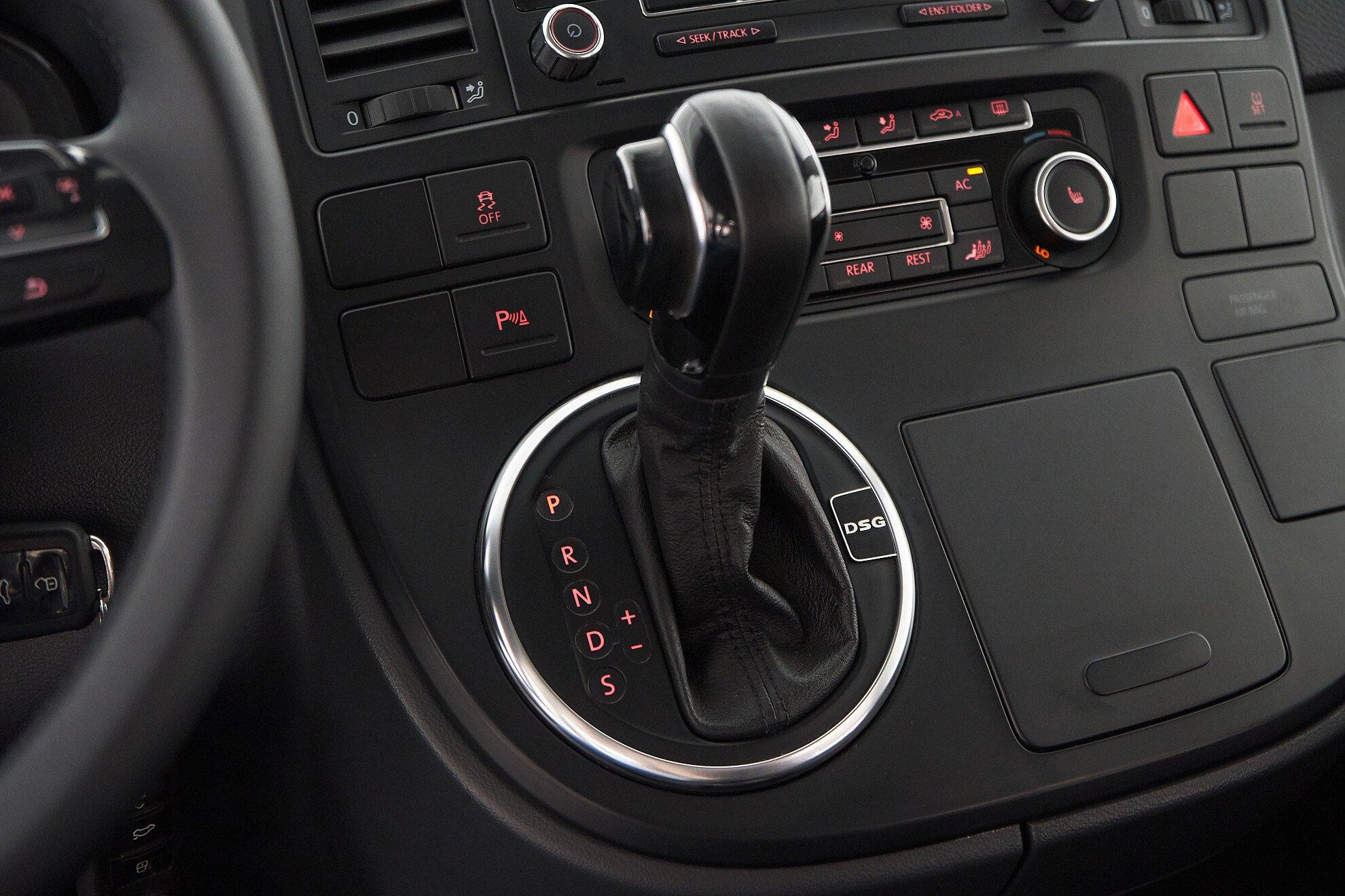 Volkswagen Multivan 2010, серебряный