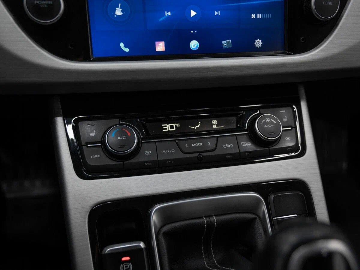 Geely Atlas 2020, белый