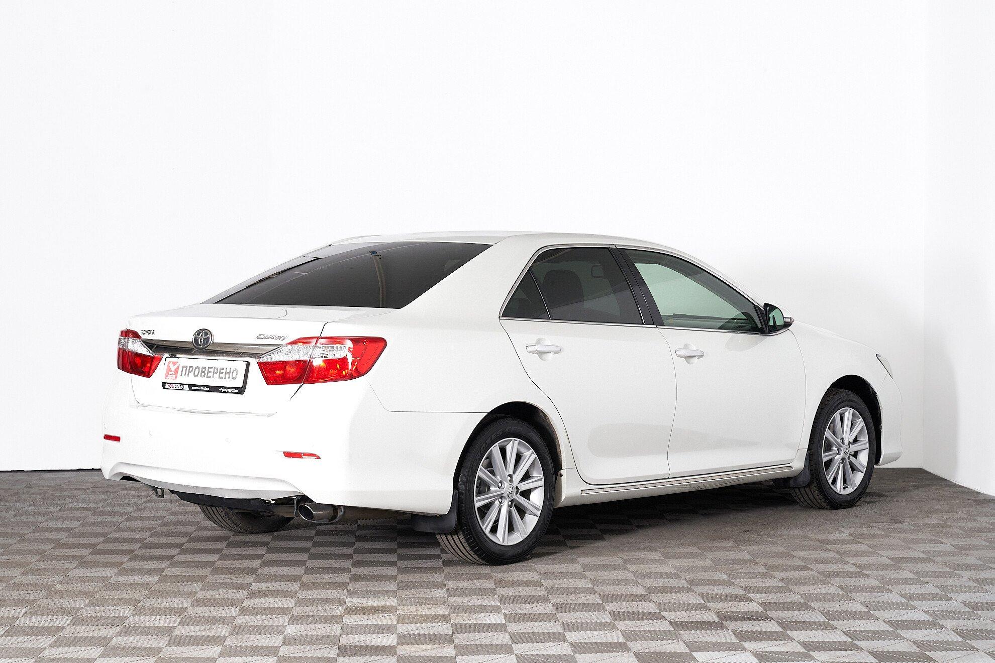 Toyota Camry 2012, белый