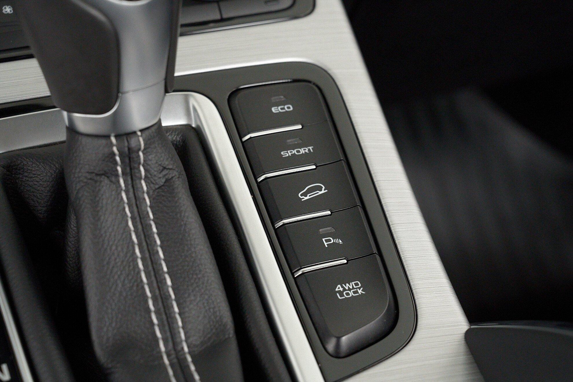 Geely Atlas 2019, бежевый