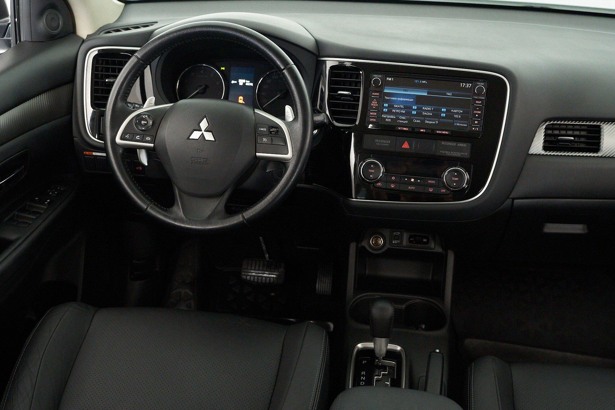 Mitsubishi Outlander 2013, белый
