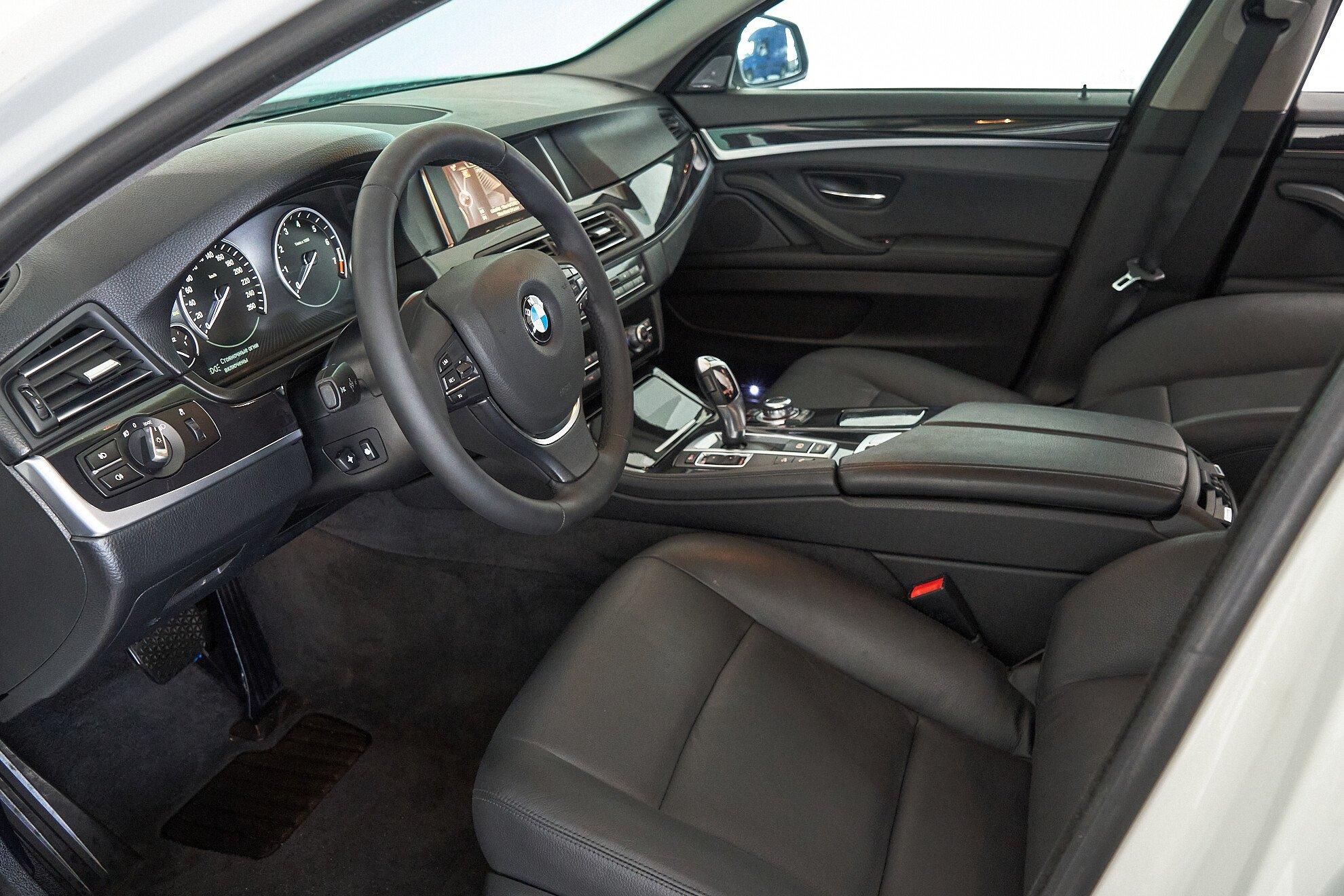 BMW 5 серии 2014, белый