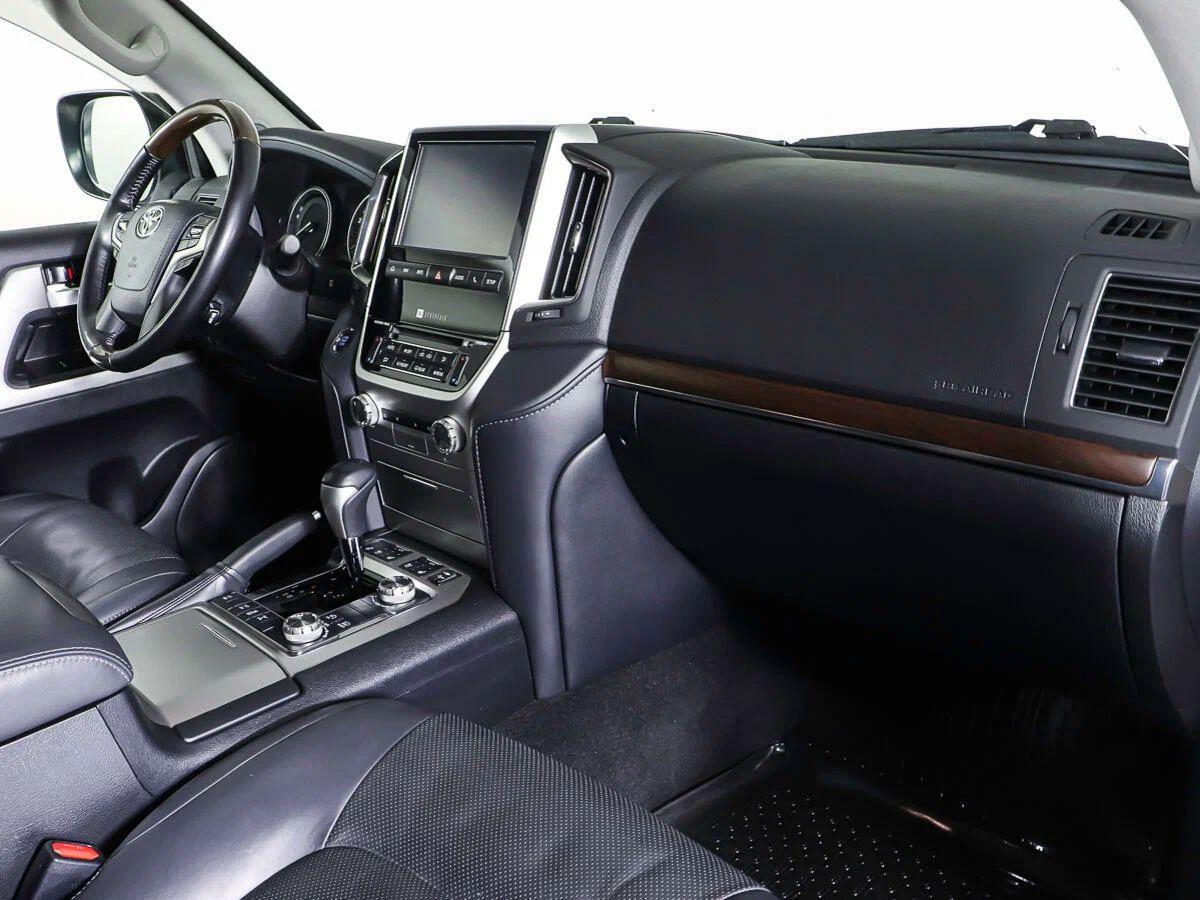 Toyota Land Cruiser 2018, белый