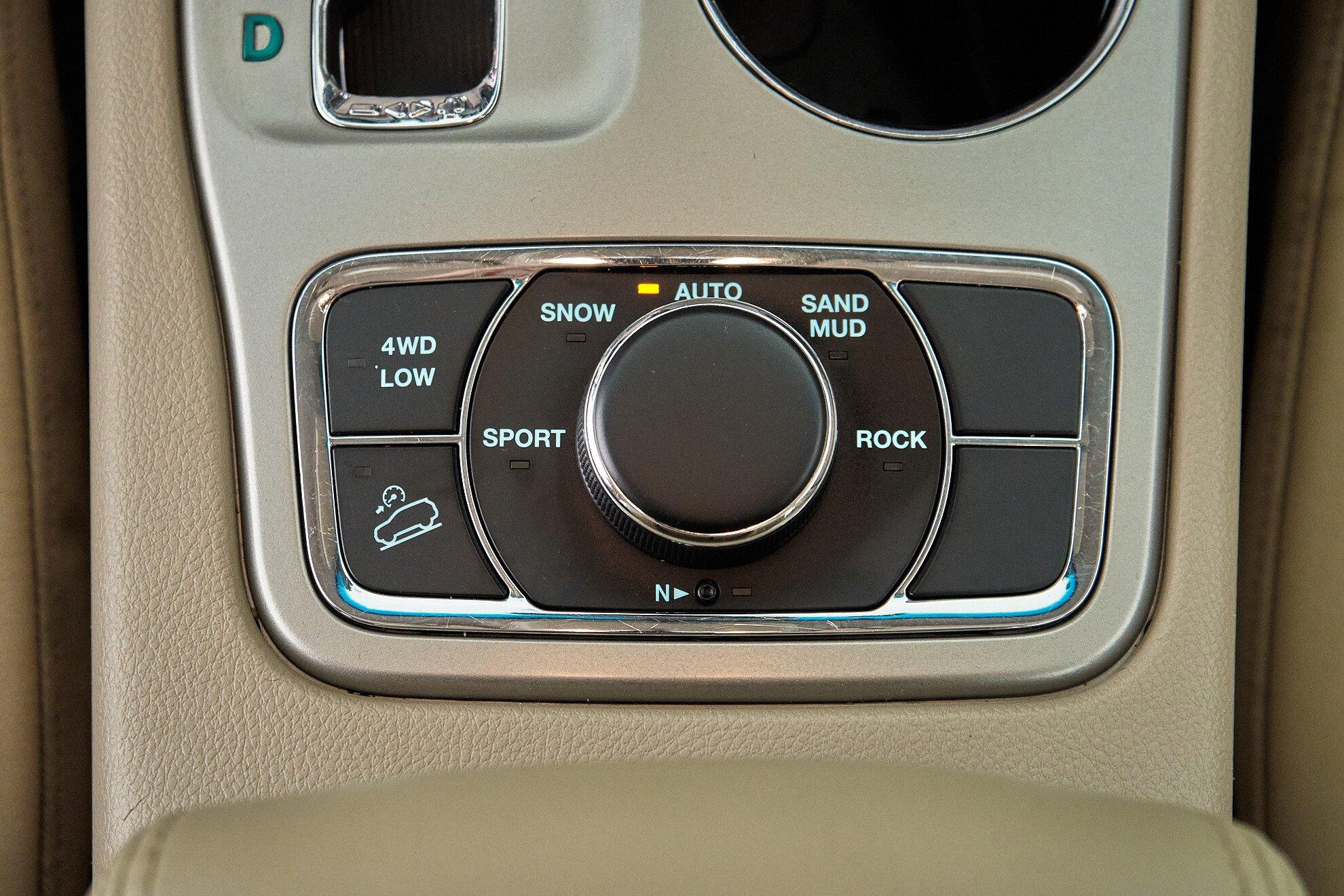 Jeep Grand Cherokee 2010, белый
