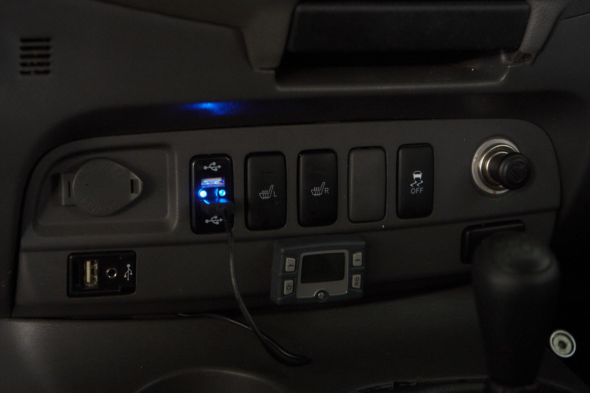 Toyota Hilux 2013, черный