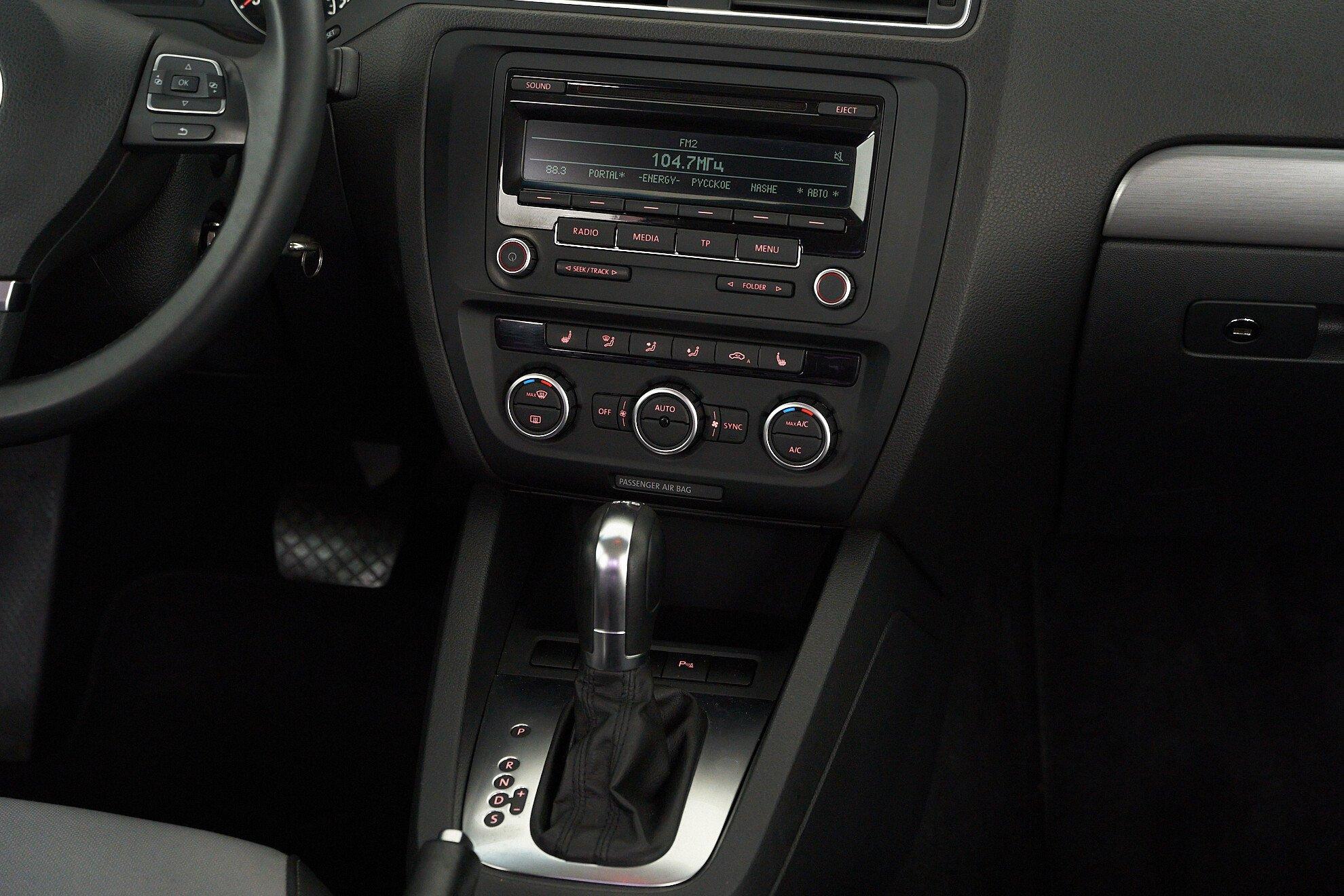 Volkswagen Jetta 2013, белый