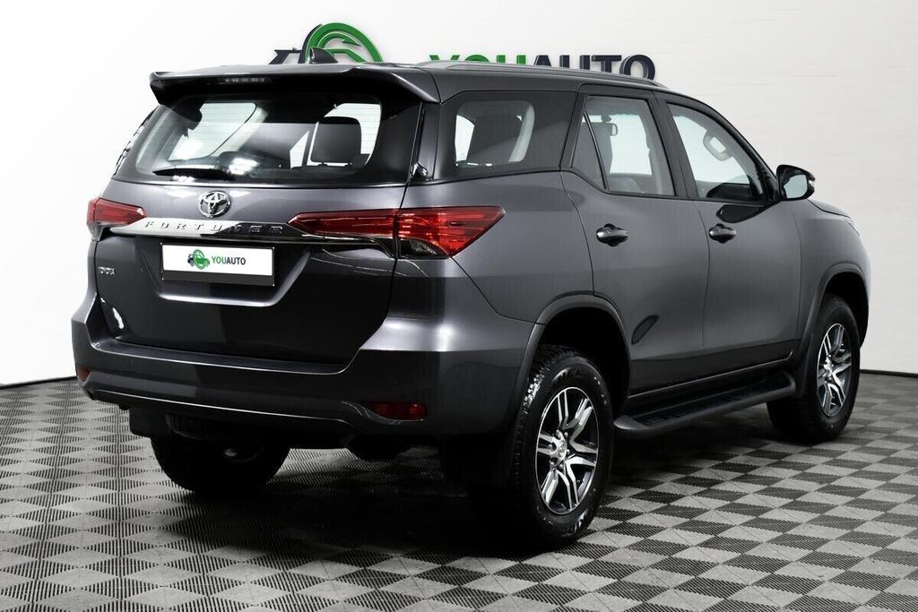 Toyota Fortuner 2021, серый