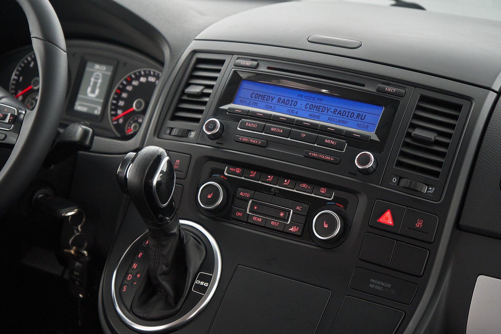 Volkswagen Multivan 2010, серебряный