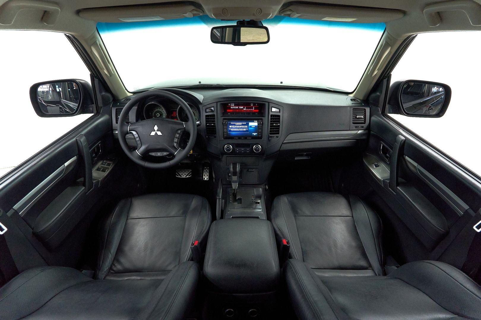 Mitsubishi Pajero 2012, черный