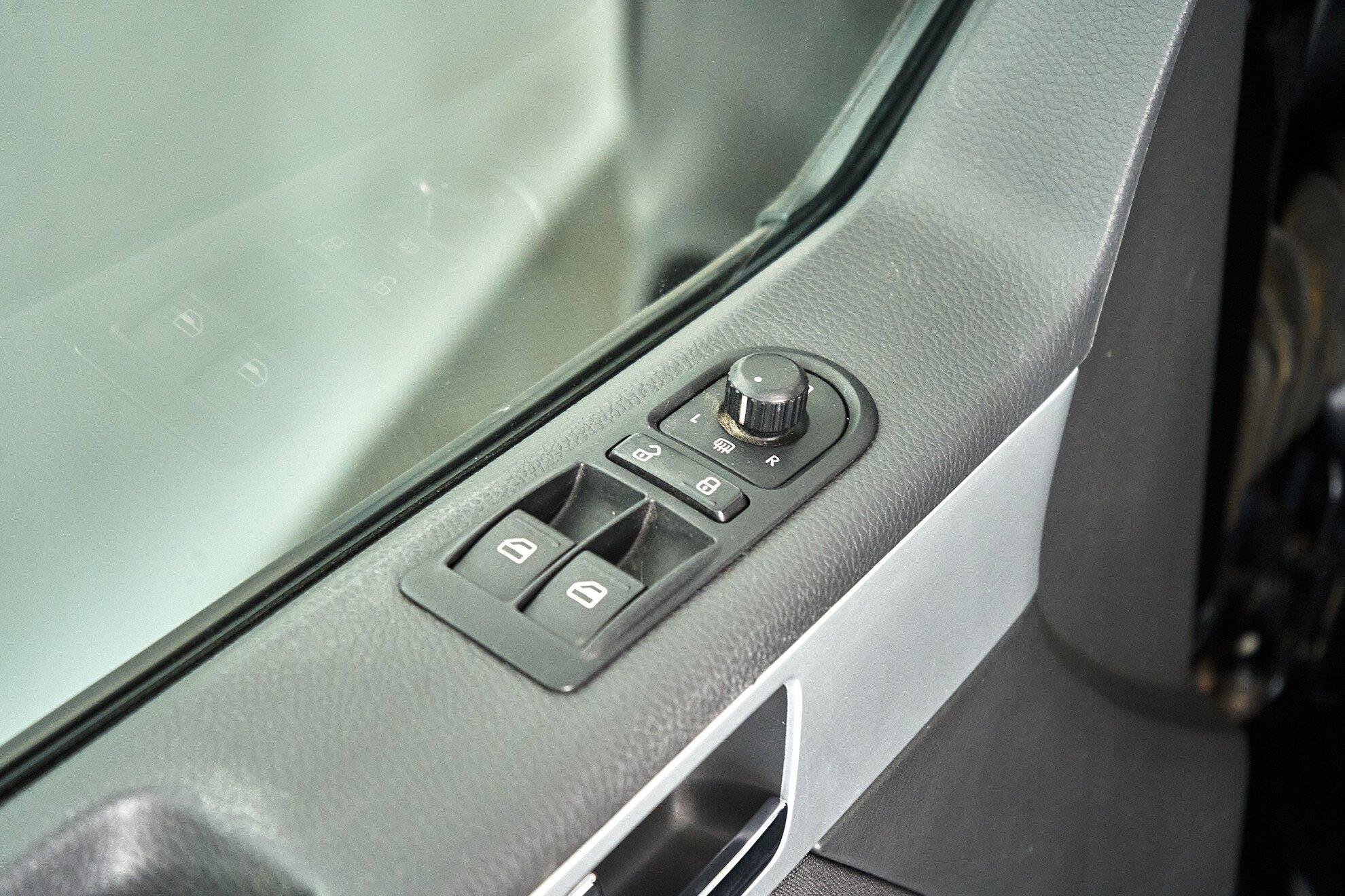Volkswagen Multivan 2012, черный
