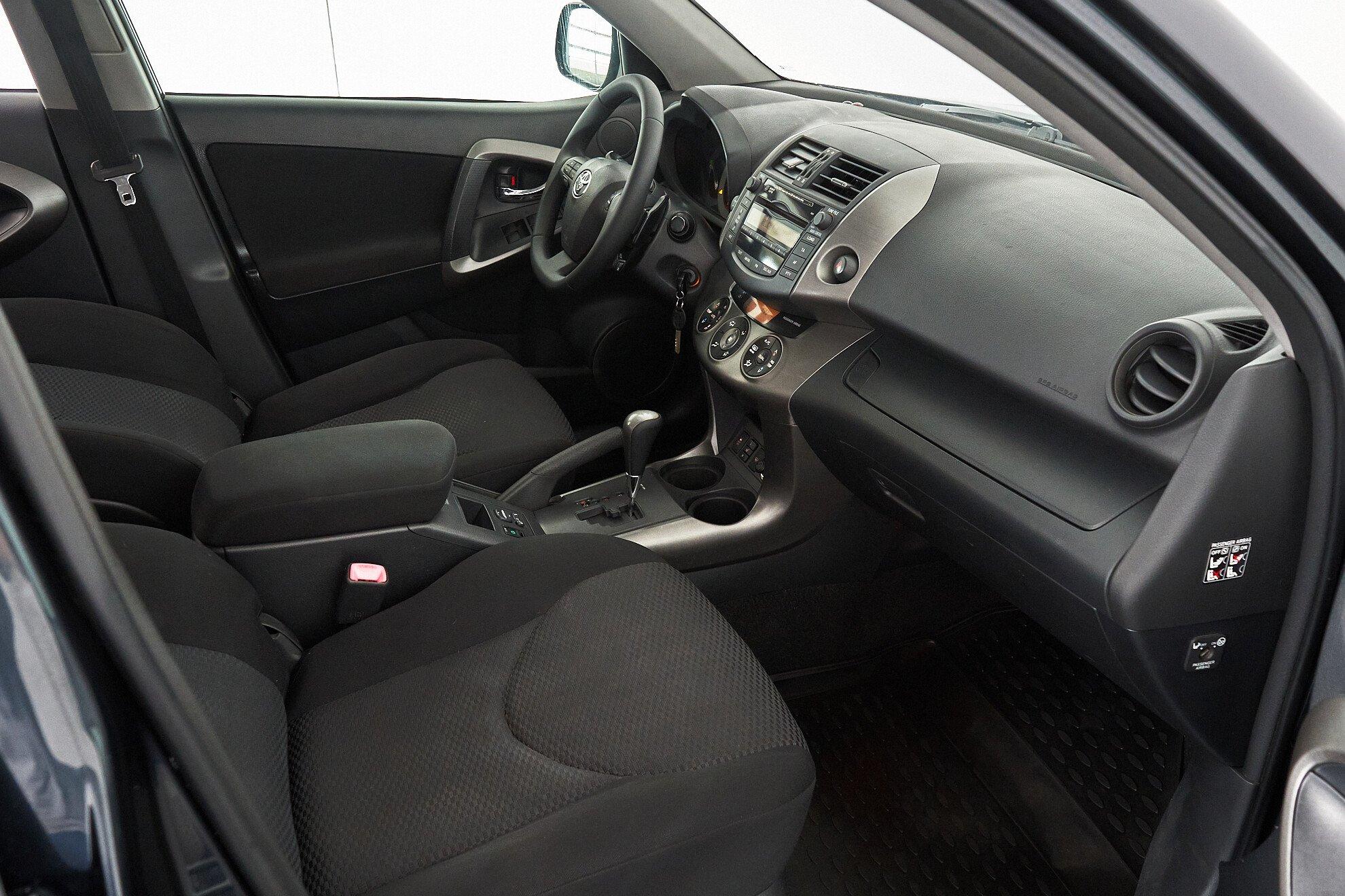 Toyota RAV4 2010, серый