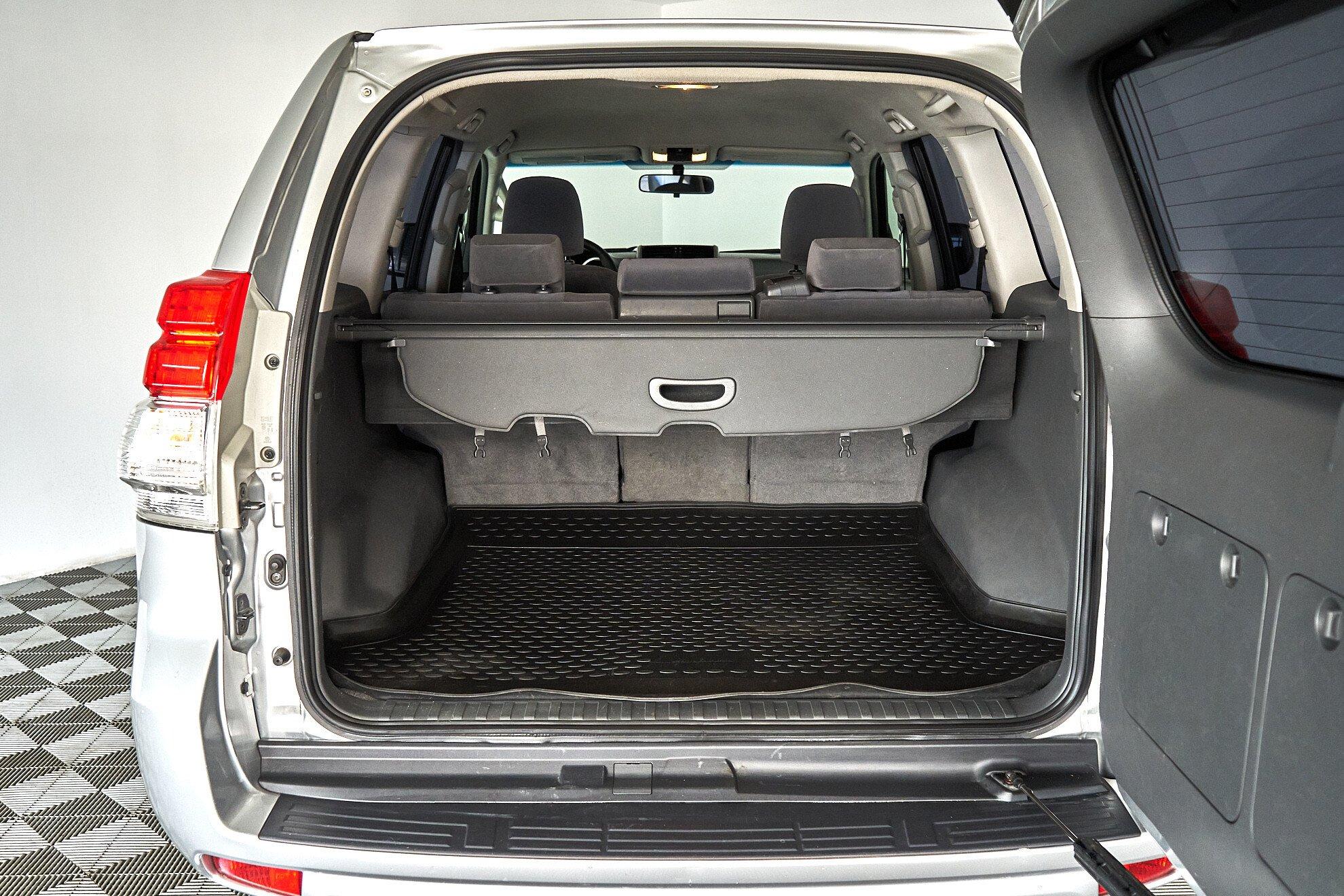 Toyota Land Cruiser Prado 2010, серебряный