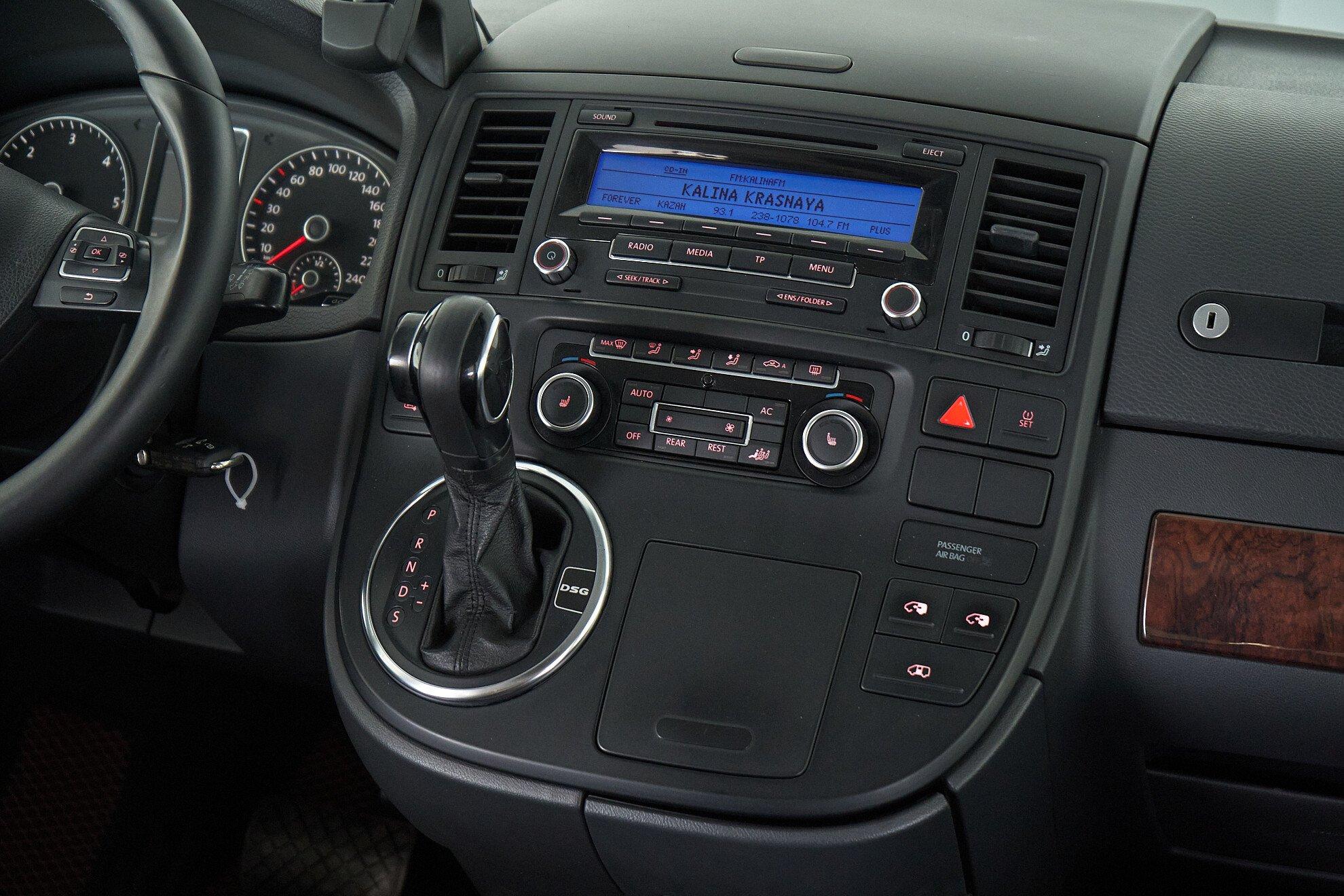Volkswagen Multivan 2010, коричневый