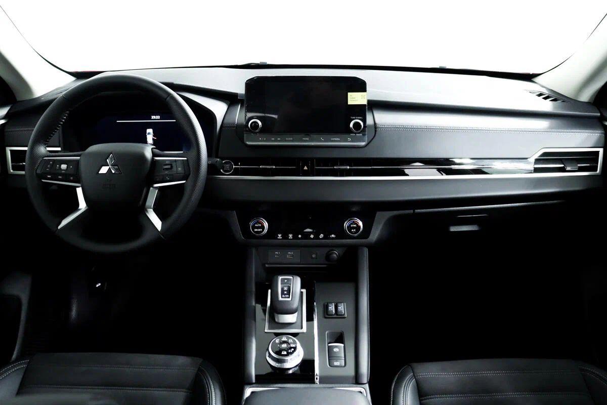 Mitsubishi Outlander 2023, красный