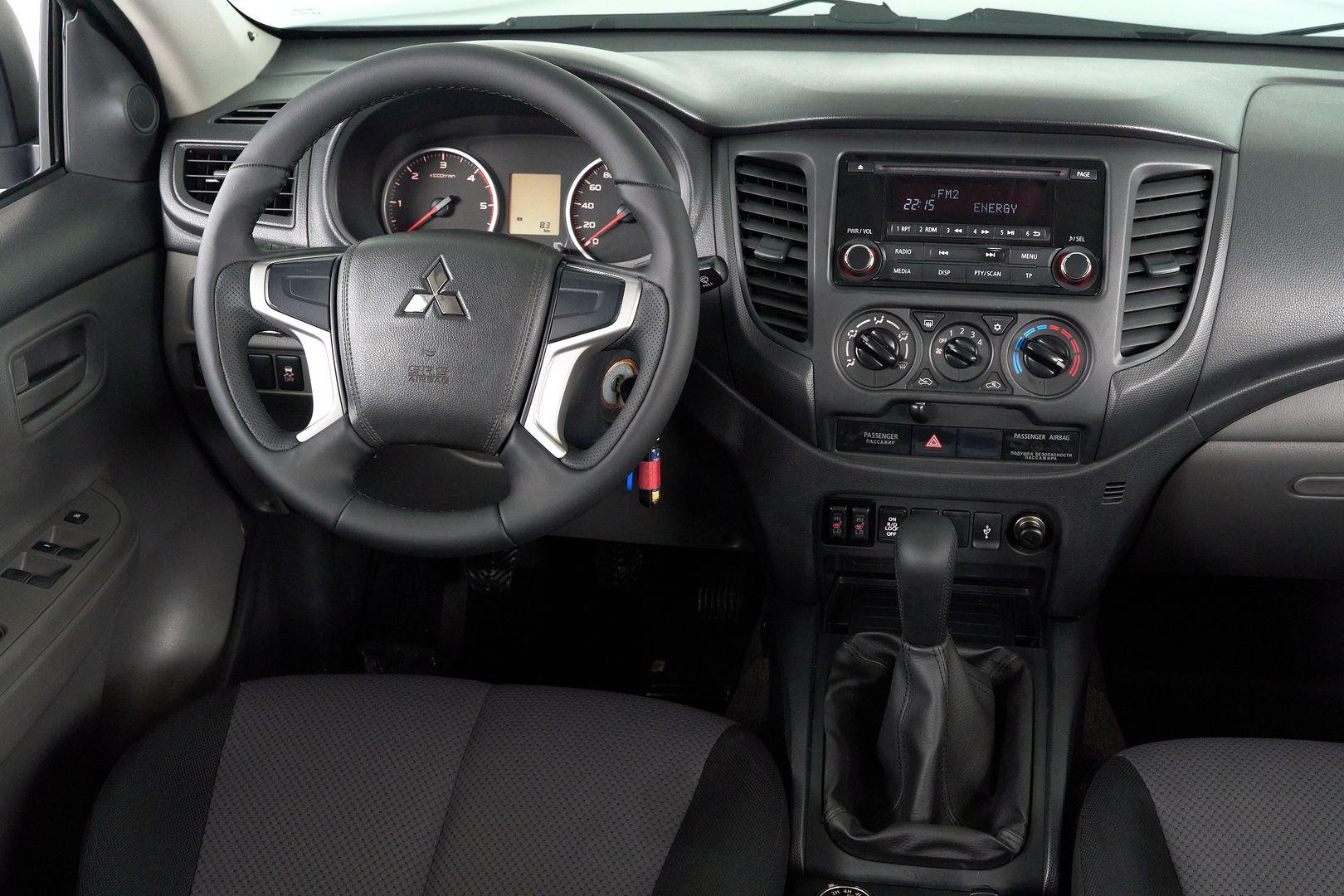 Mitsubishi L200 2017, серый