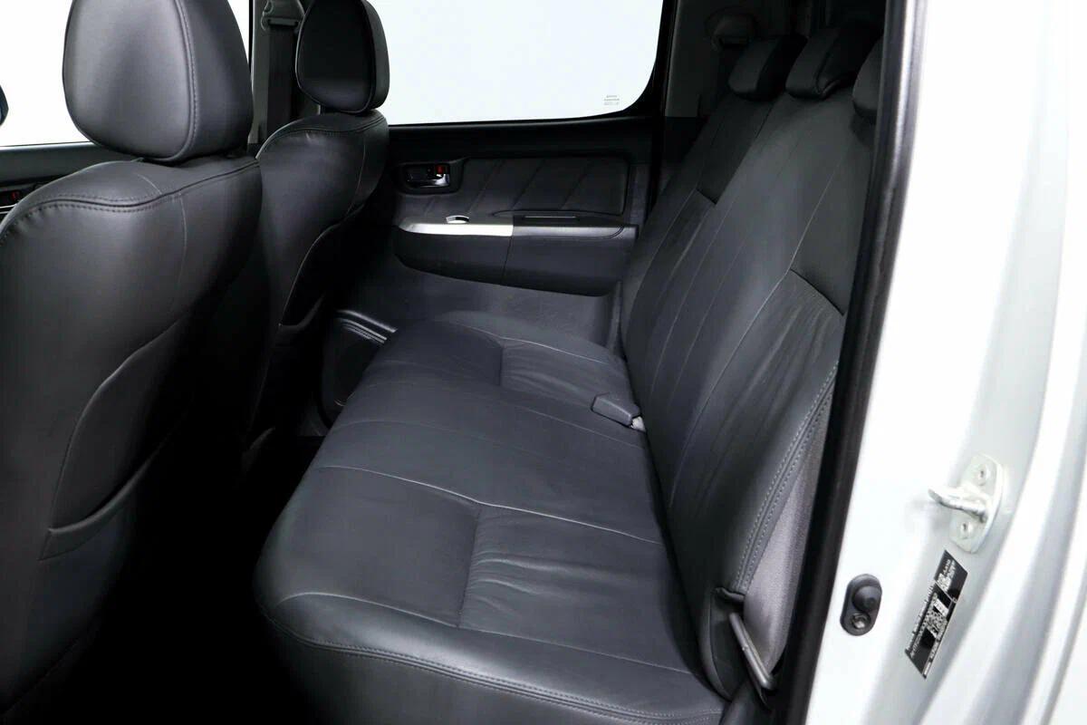 Toyota Hilux 2012, серебряный