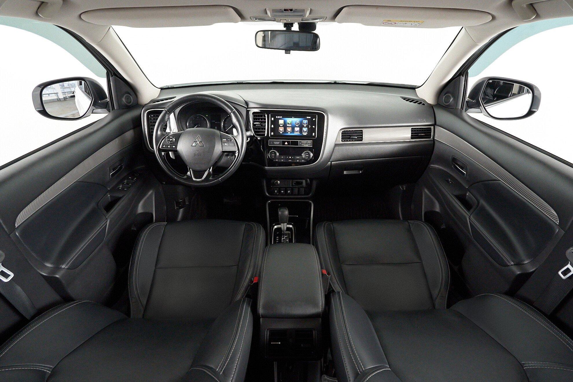 Mitsubishi Outlander 2019, белый