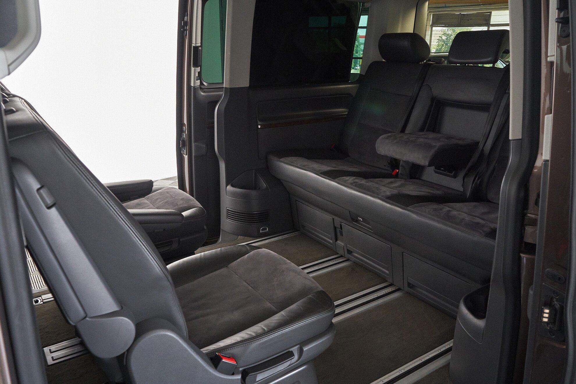 Volkswagen Multivan 2010, коричневый