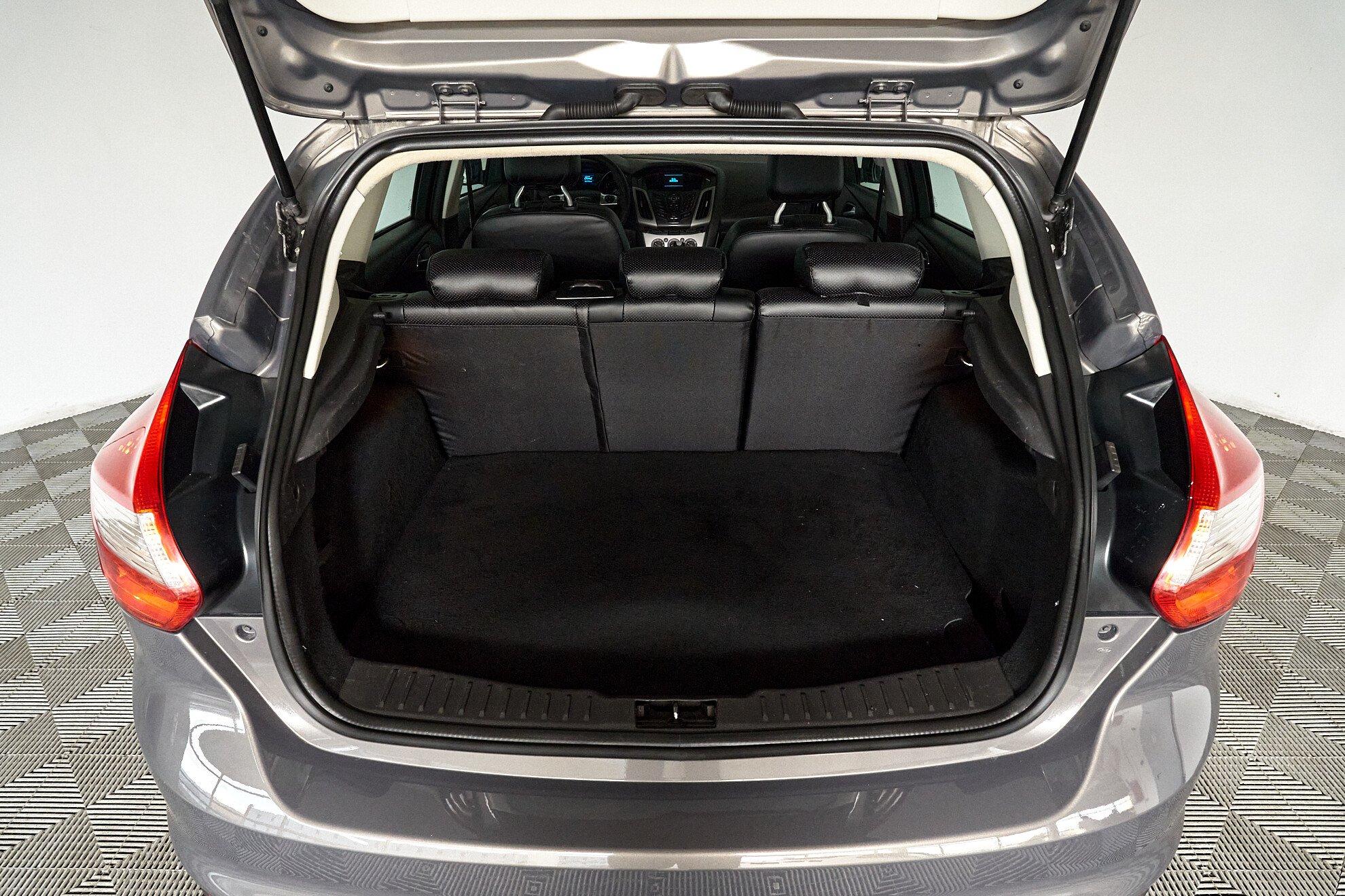 Ford Focus 2015, серый