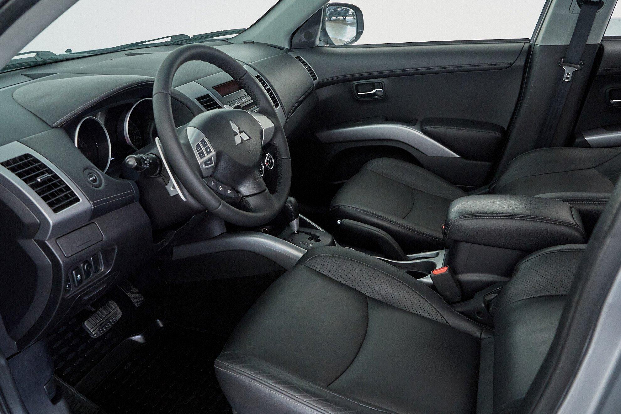 Mitsubishi Outlander 2010, серебряный
