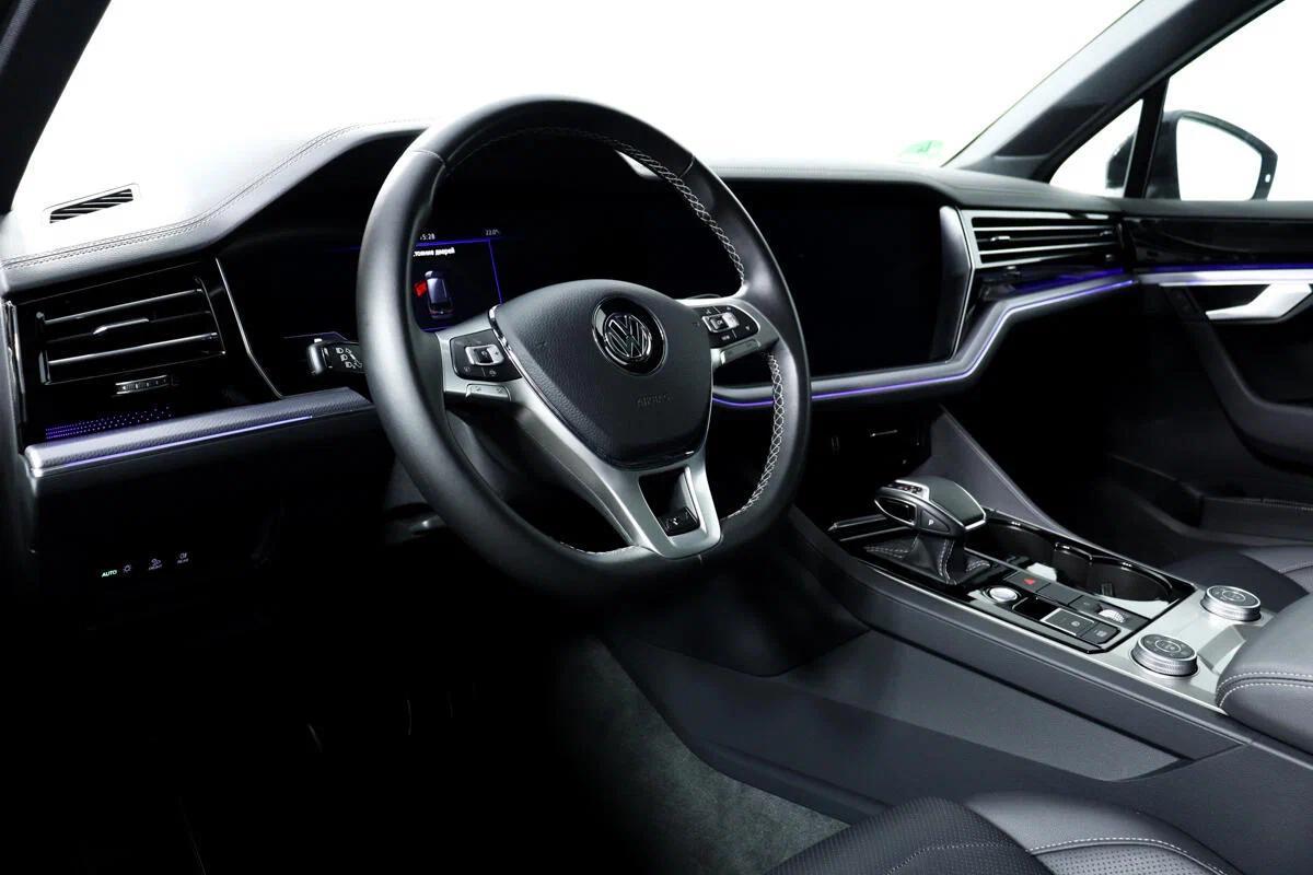 Volkswagen Touareg 2023, белый