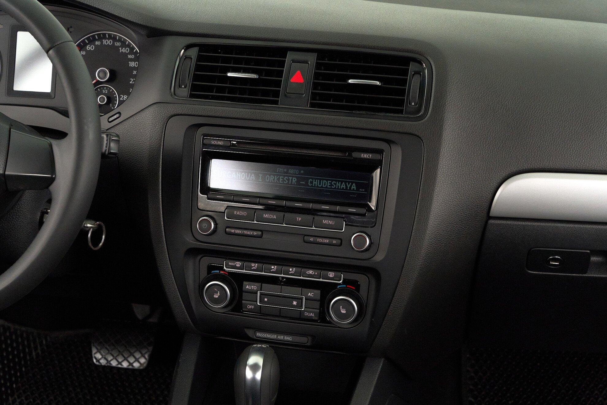 Volkswagen Jetta 2012, черный