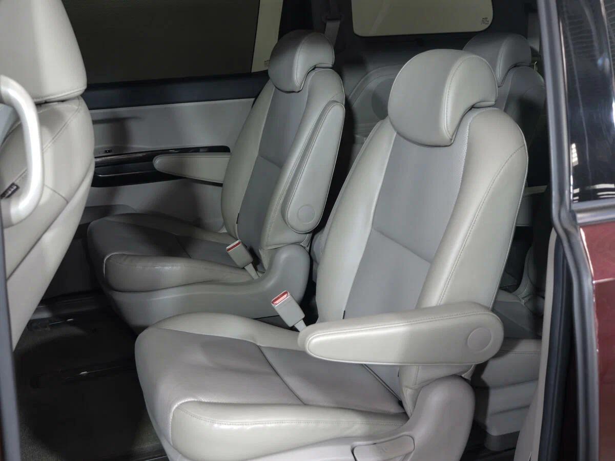 Kia Carnival 2020, пурпурный