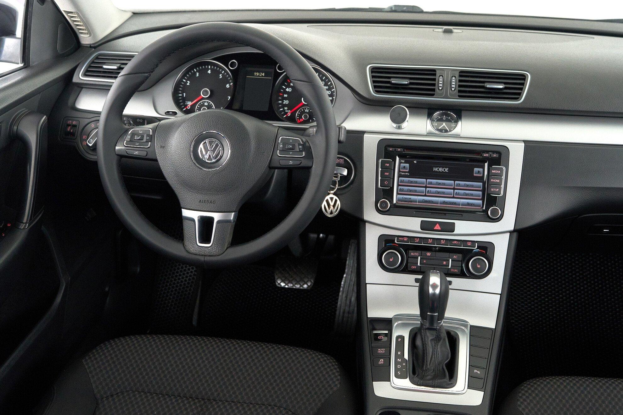 Volkswagen Passat 2011, синий