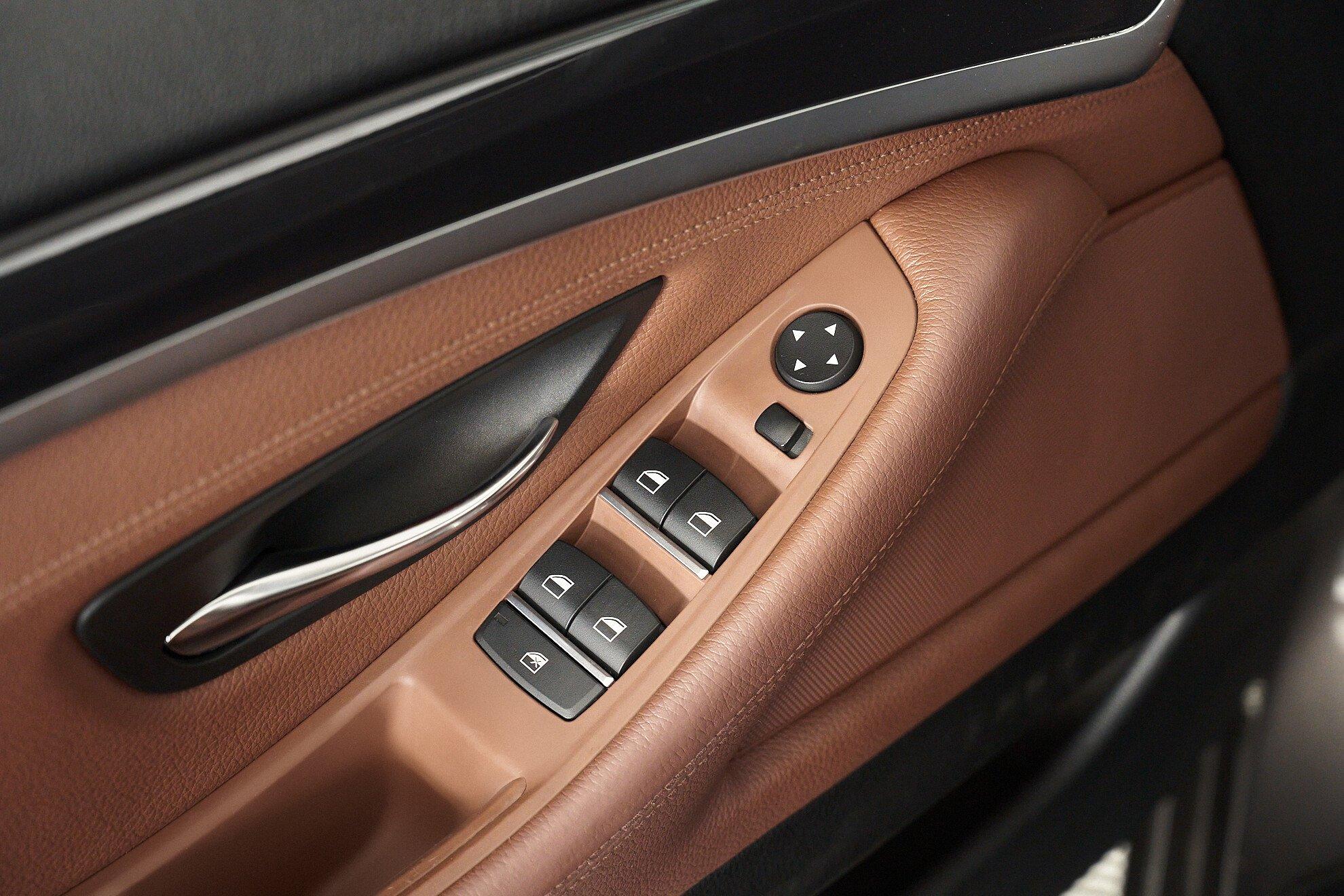 BMW 5 серии 2012, бежевый