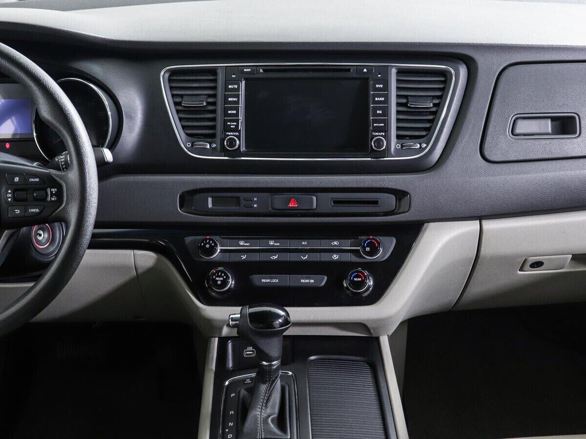 Kia Carnival 2016, белый