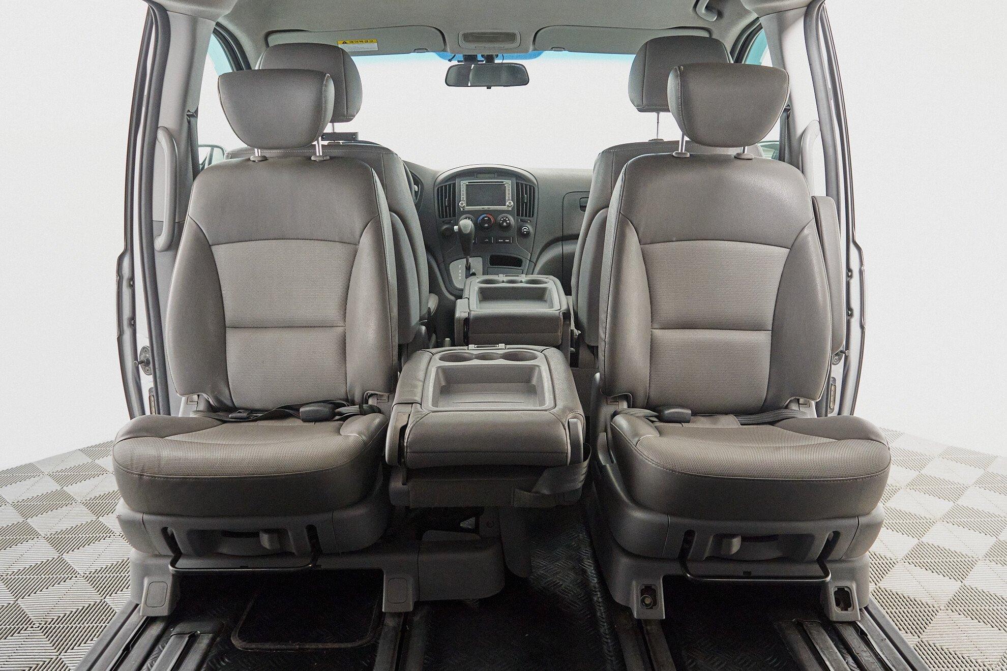 Hyundai Grand Starex 2010, серебряный