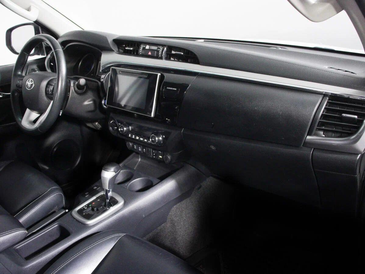 Toyota Hilux 2017, белый