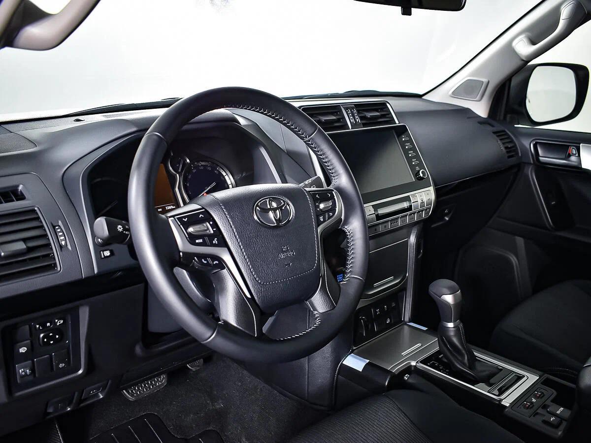 Toyota Land Cruiser Prado 2021, белый