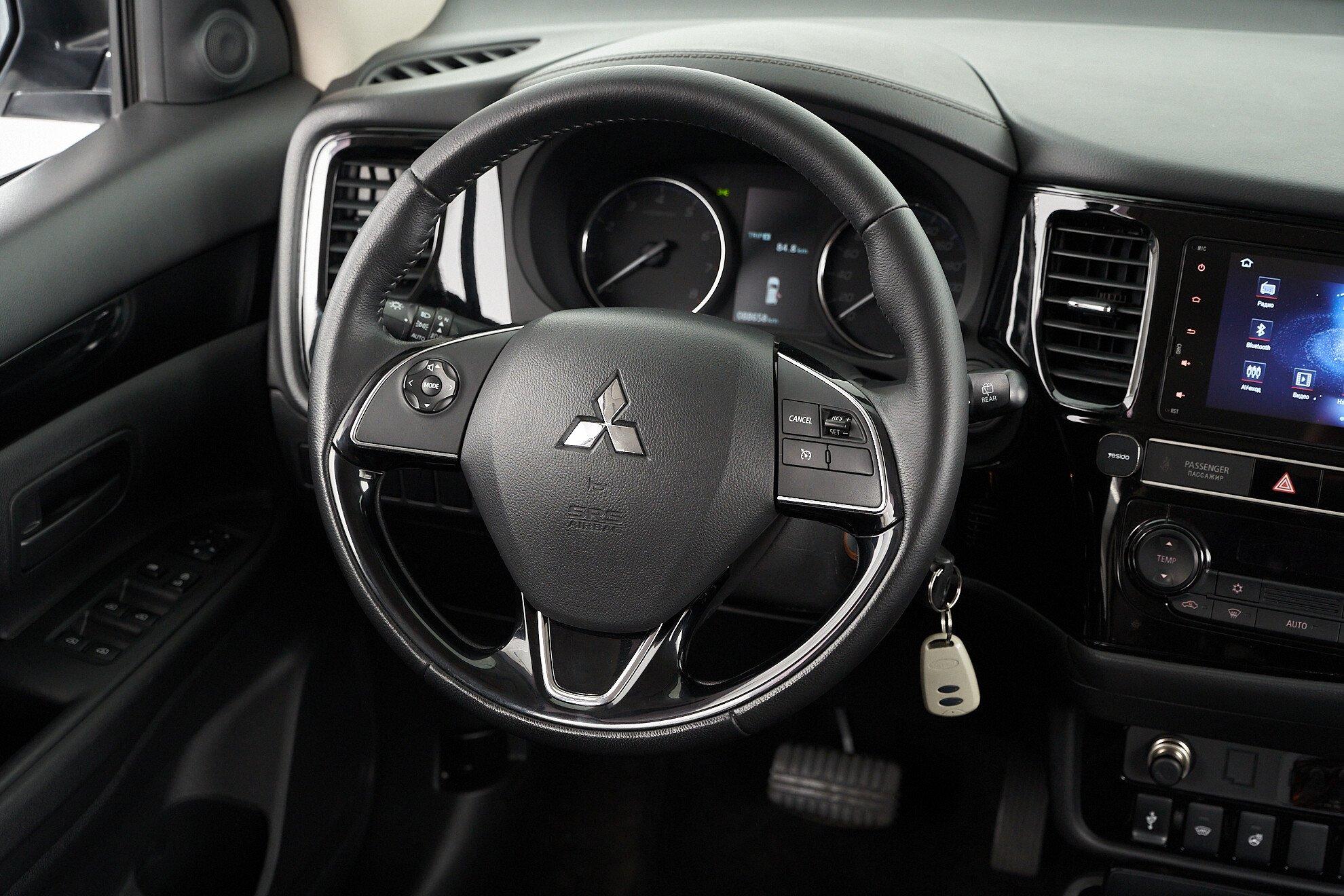 Mitsubishi Outlander 2018, серый