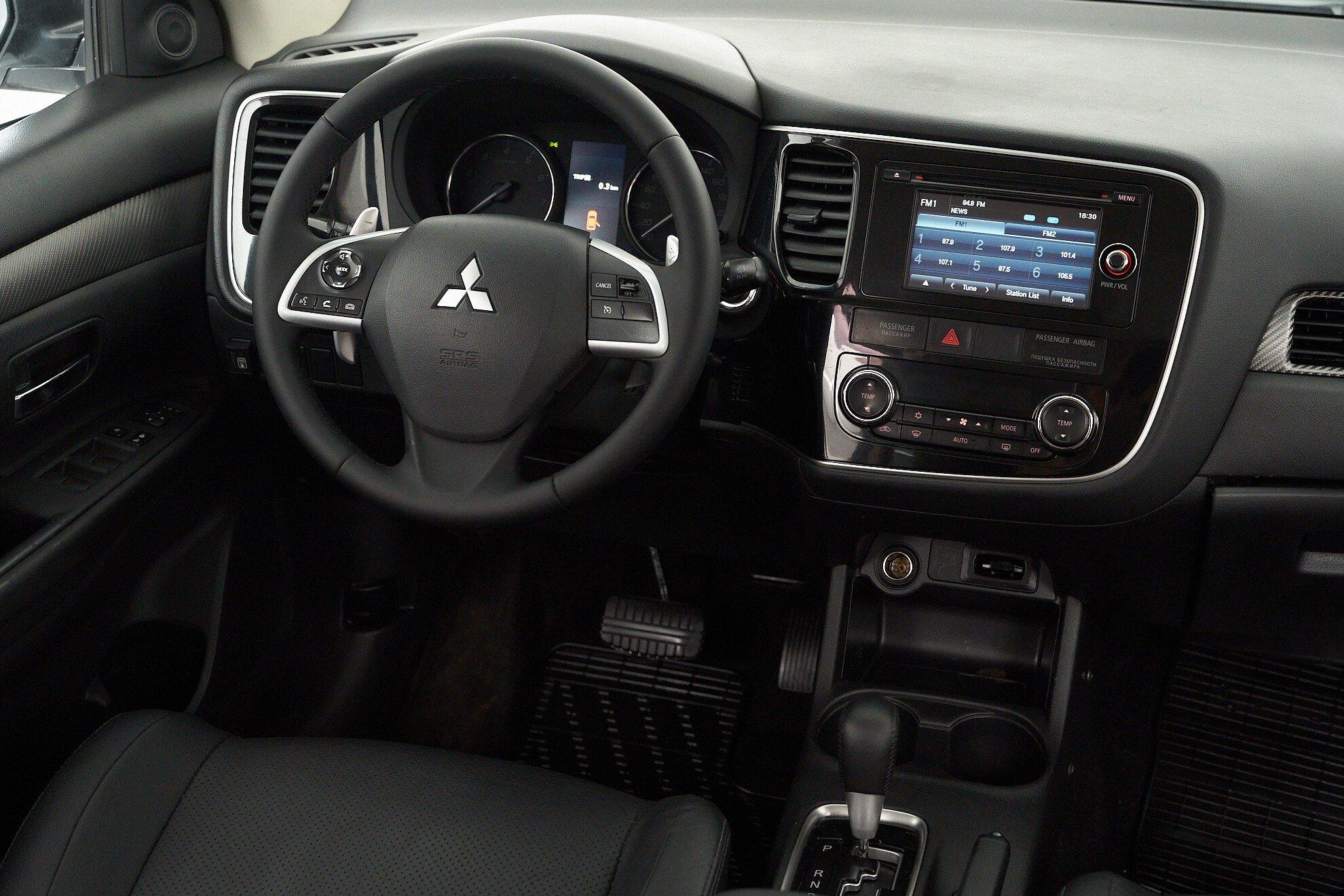 Mitsubishi Outlander 2012, белый