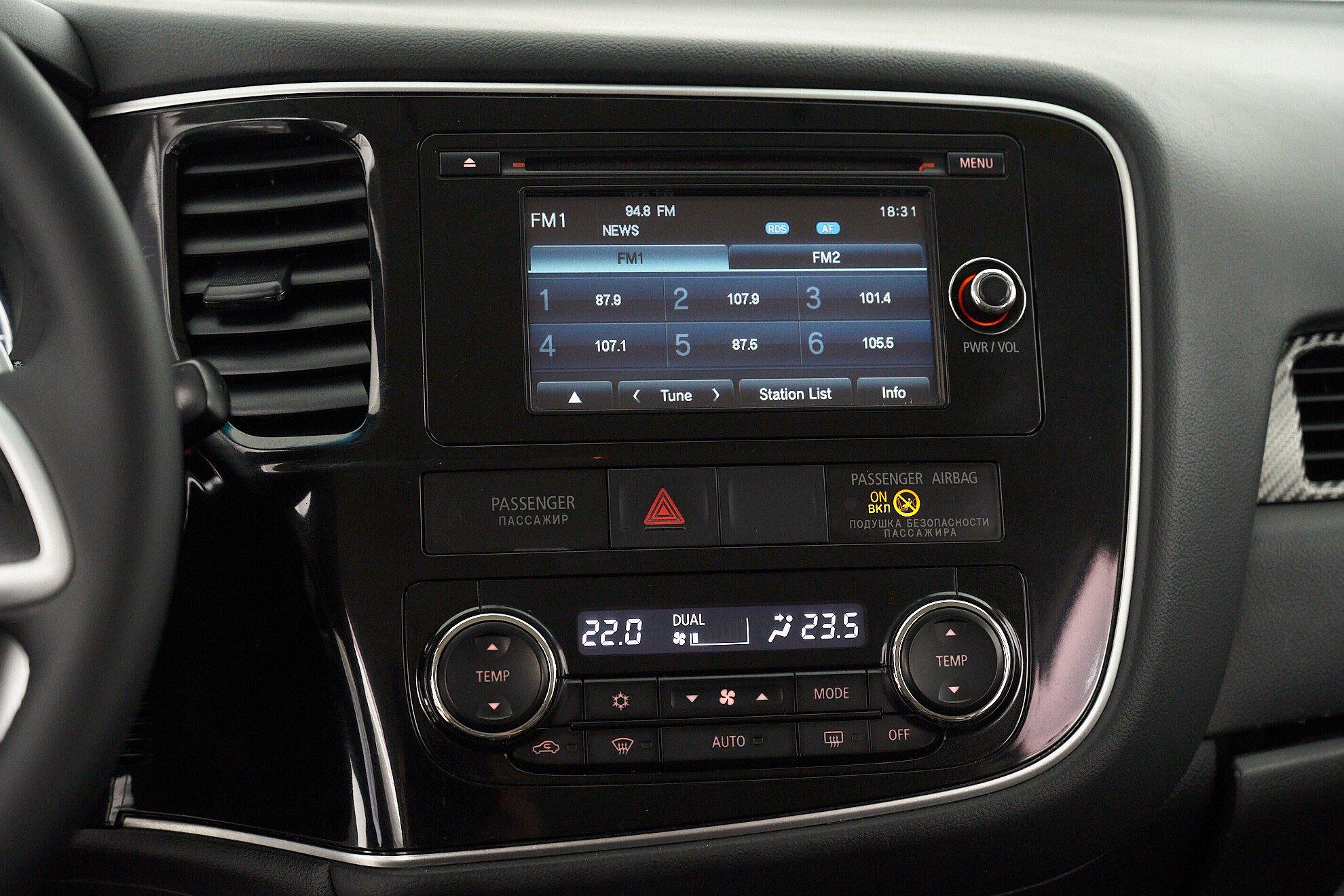 Mitsubishi Outlander 2012, белый