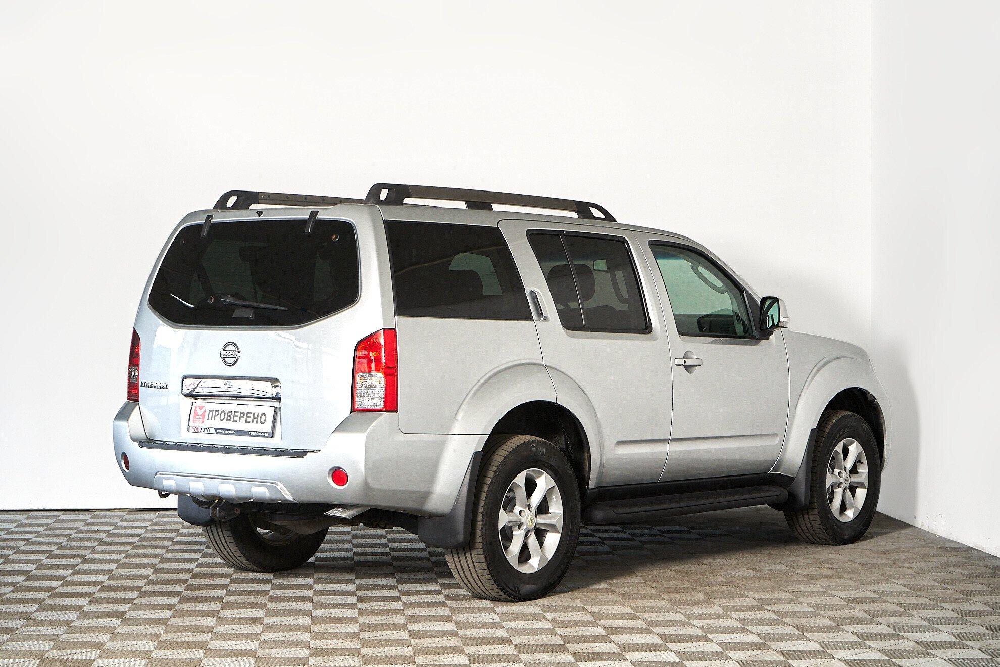 Nissan Pathfinder 2011, серебряный