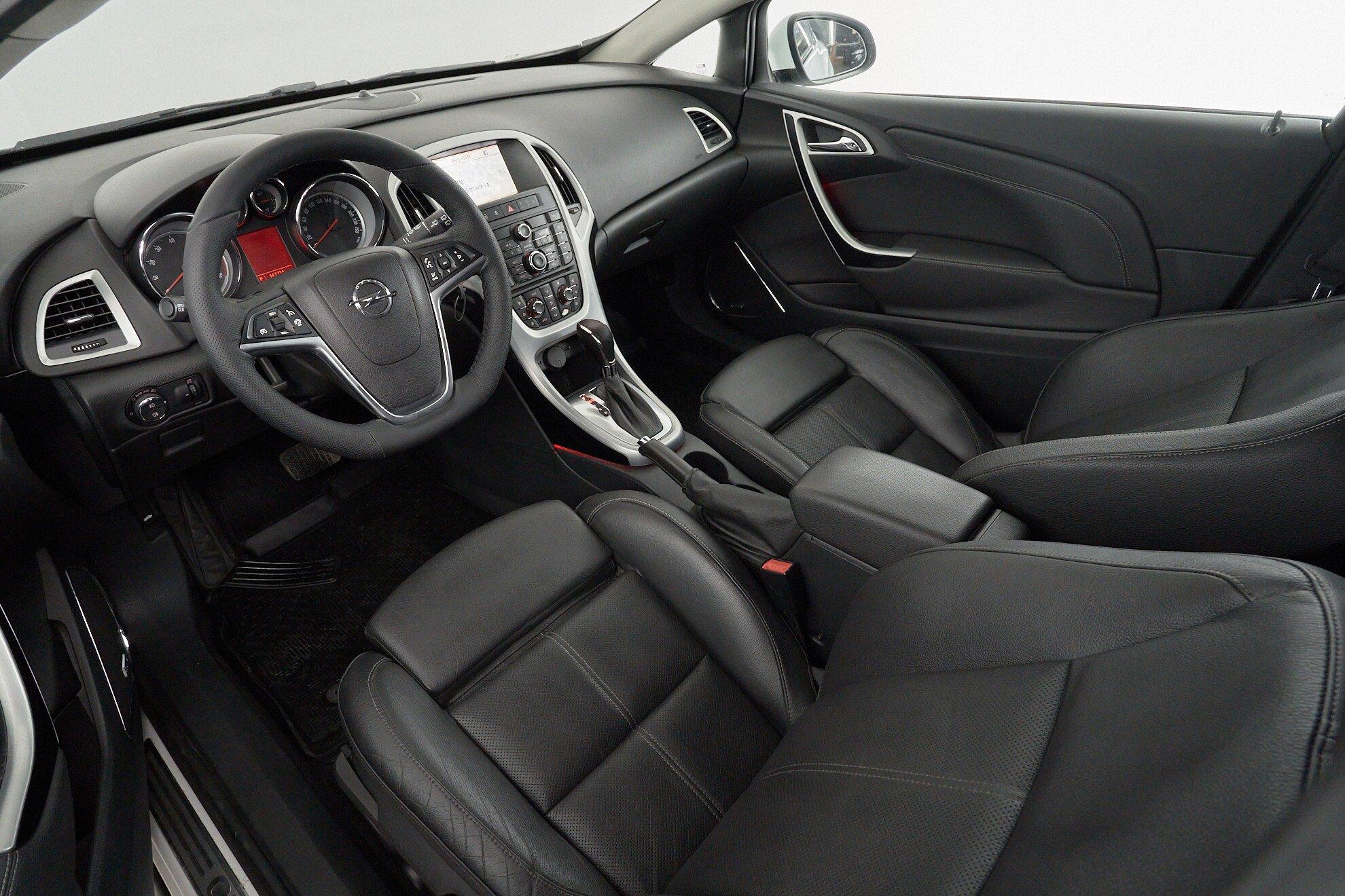 Opel Astra 2014, белый
