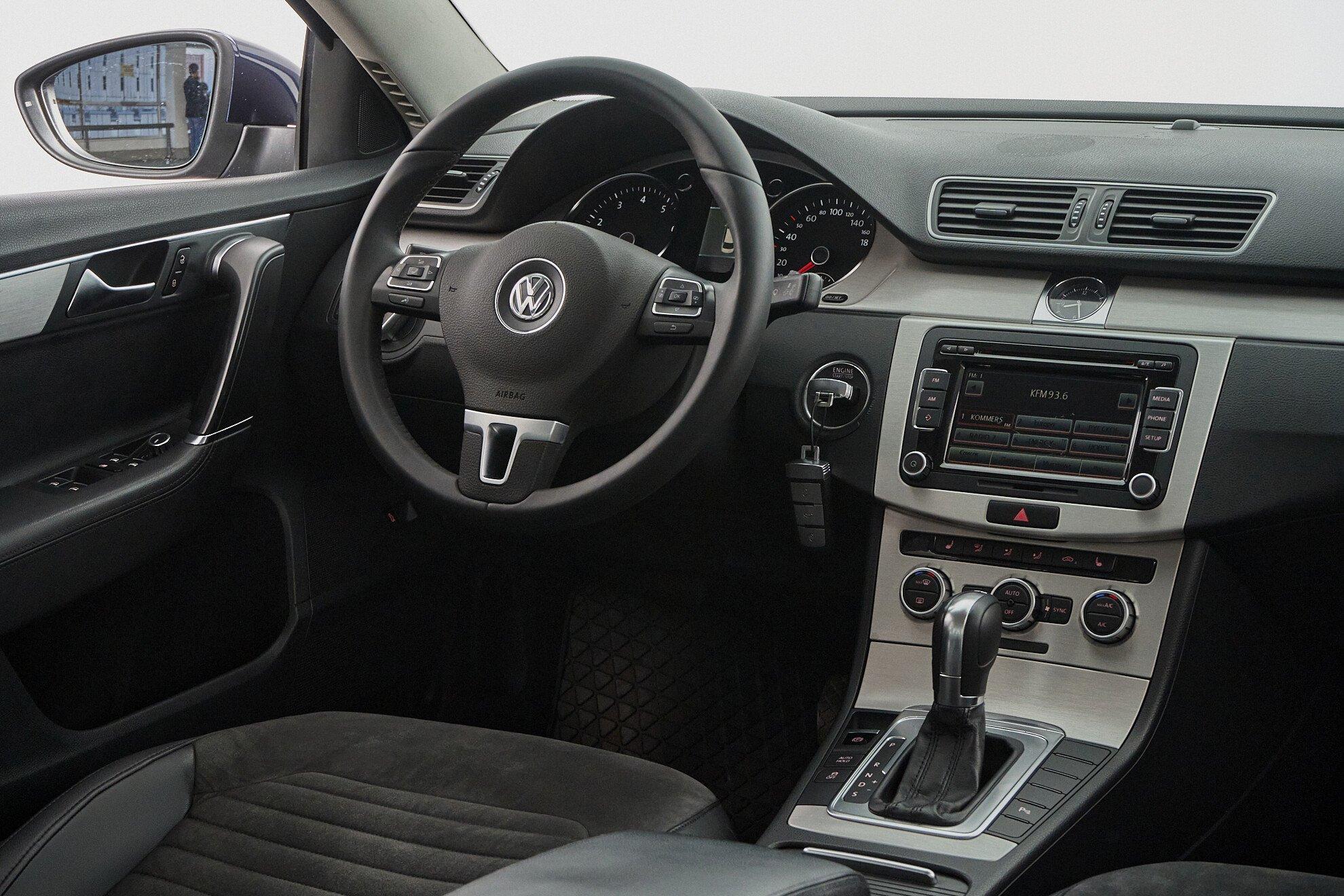 Volkswagen Passat 2012, синий