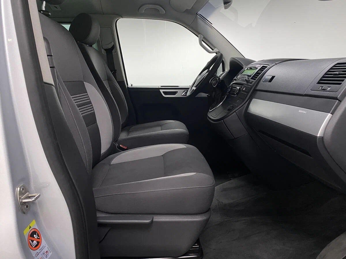 Volkswagen Multivan 2013, серый