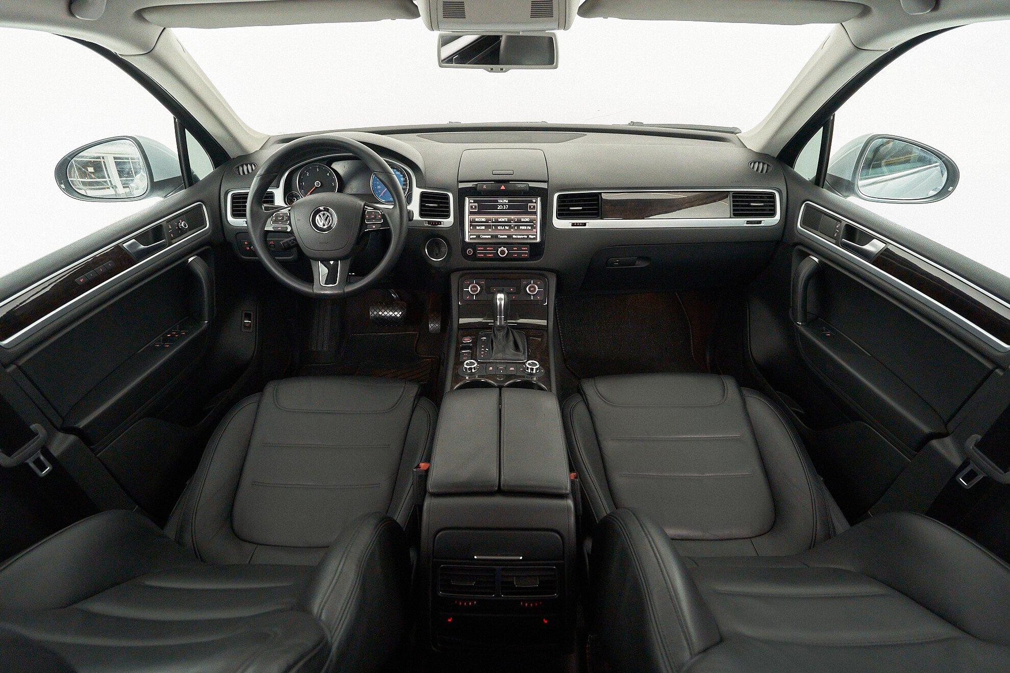 Volkswagen Touareg 2011, серебряный