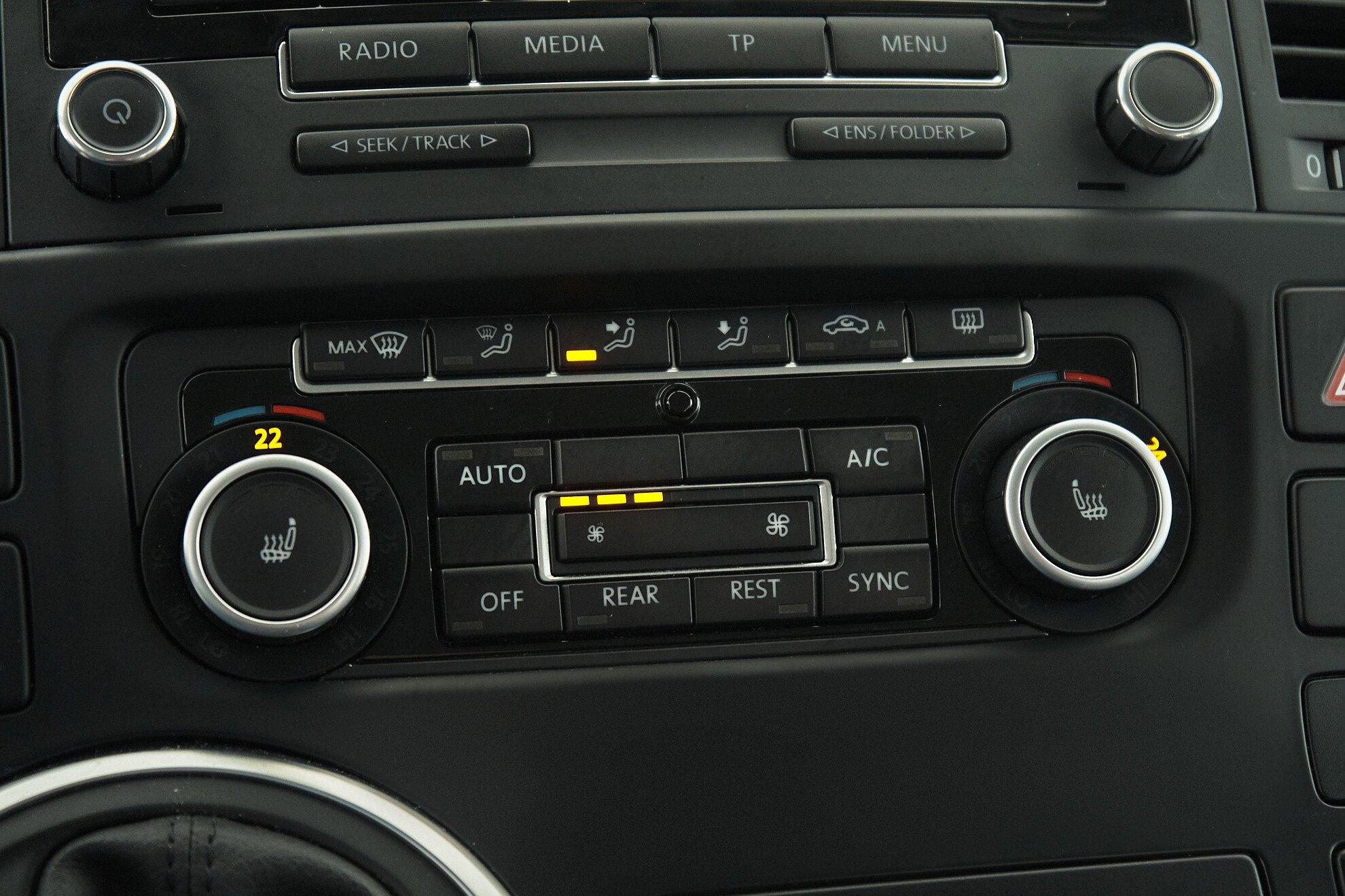 Volkswagen Multivan 2013, белый