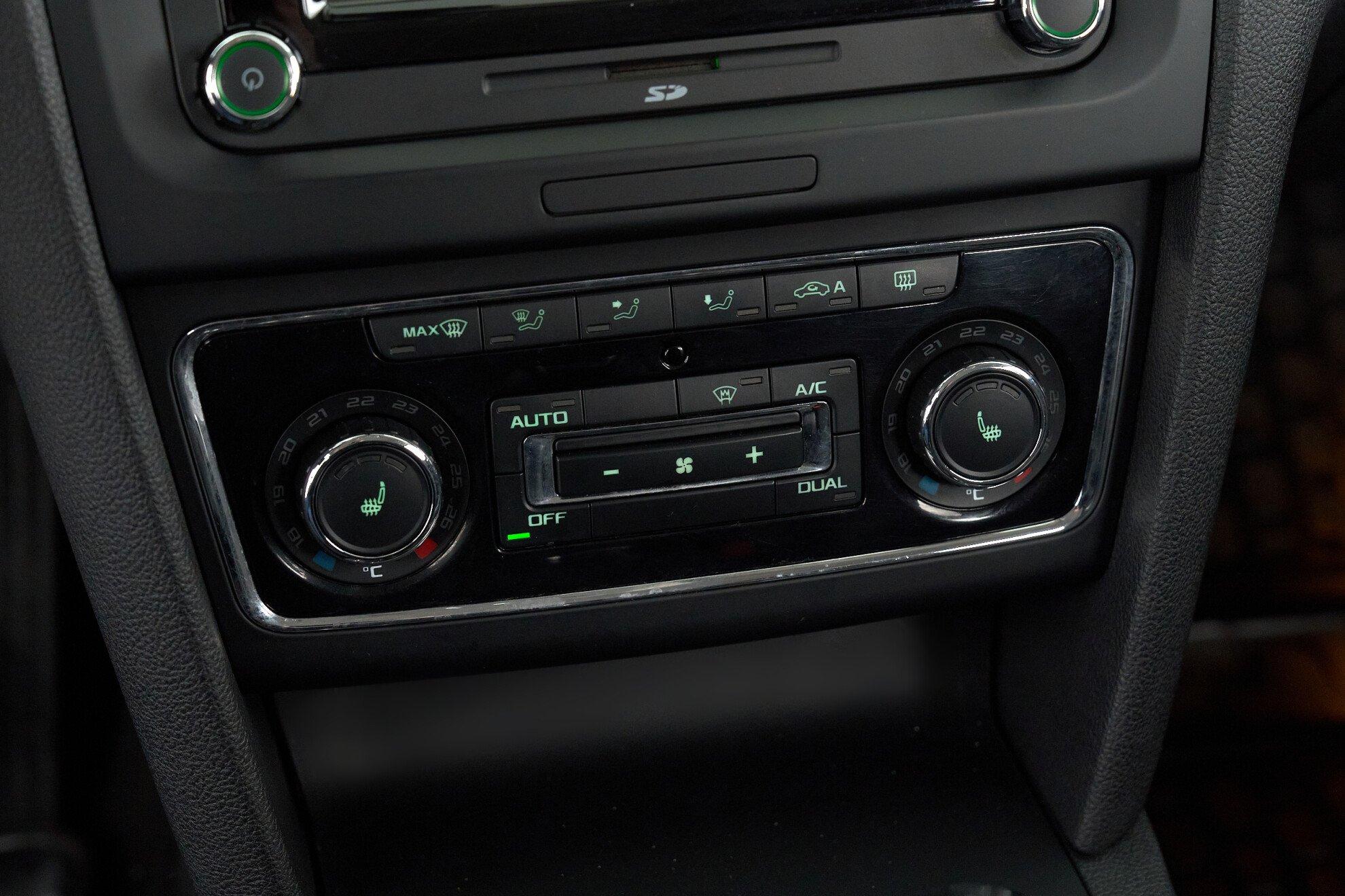 Skoda Superb 2014, черный