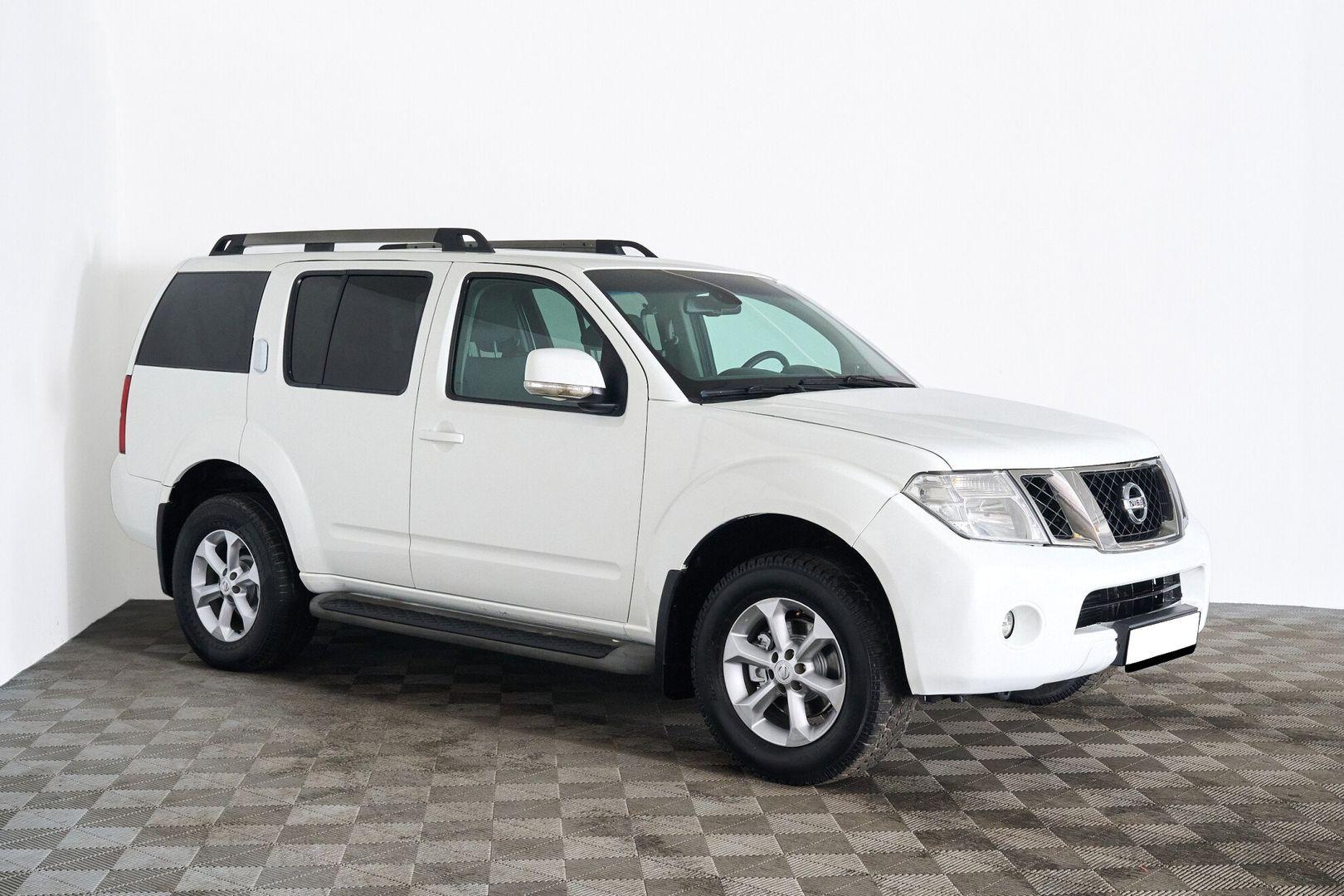 Nissan Pathfinder 2011, белый
