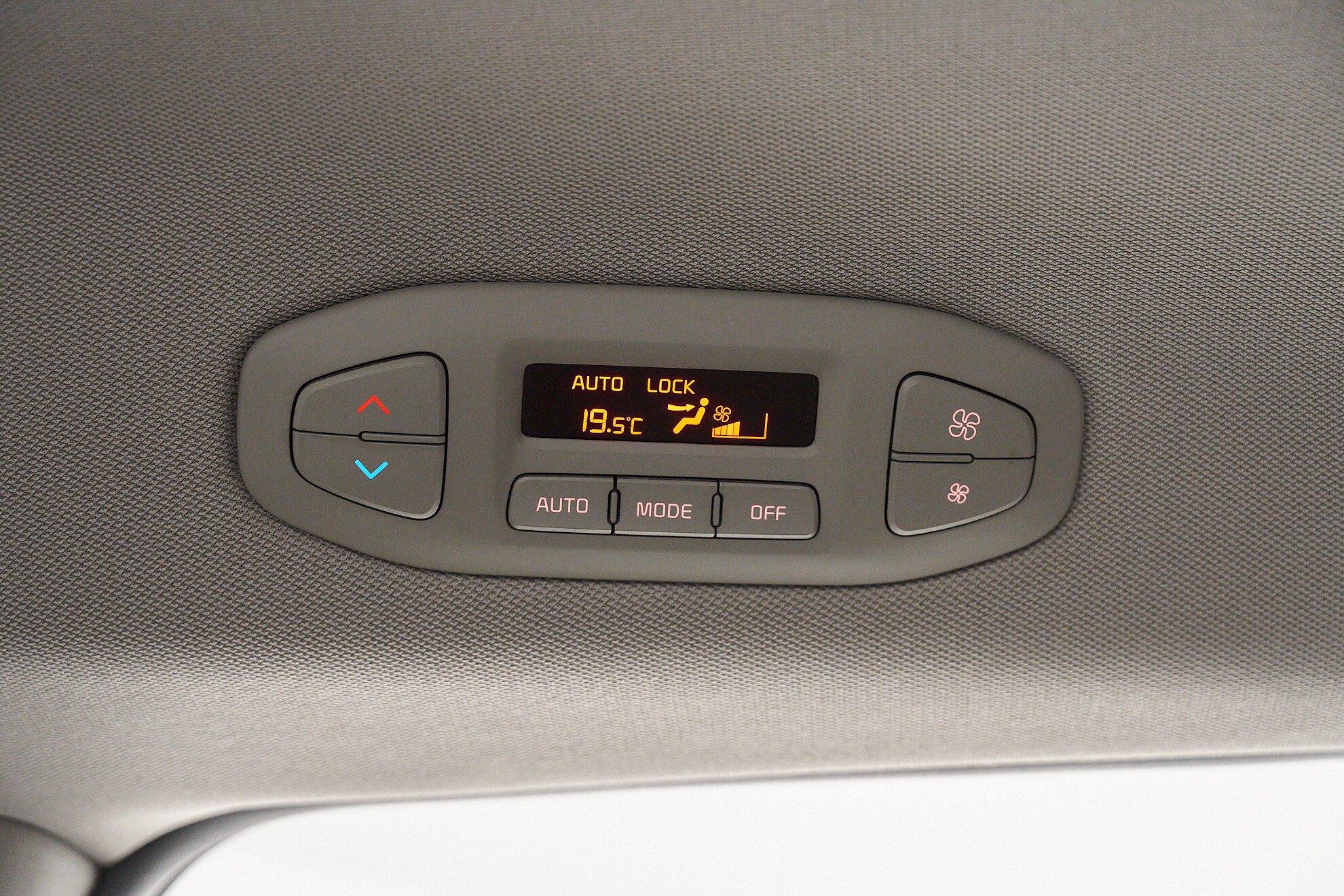 Kia Carnival 2016, белый